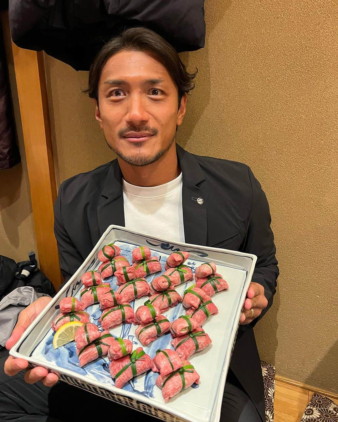 萬代宏樹さんのインスタグラム写真 - (萬代宏樹Instagram)「【仲間】  久しぶりにこのメンバーでご飯食べました🍖  みんなで食べる久しぶりの大同苑のネギタン塩は最高だった🤤  みんな出会って大体20年。 今でもこうやって仲良く笑顔でご飯食べられるなんて本当に幸せや🥲 みんな子供がいるなんて信じられないね。笑  勇基さん、まずは1年間お疲れ様でした🙇‍♂️ 今年は仕事でも絡めて嬉しい限りです❤️  裕希さん、なーんにも変わってなくて安心したわ。笑 J2優勝、J1昇格おめでと🥳  晋伍、今年はイベント一緒にさせていただきありがとうございました。 来年も何卒よろしゅうな🥺❤️  明日はまたこの中の誰かと一緒です。笑  #ベガルタ仙台 #vegalta #梁勇基 #中島裕希 #なかじまじゃないよ #富田晋伍 #萬代宏樹 #大同苑」11月14日 19時56分 - bandaihiroki