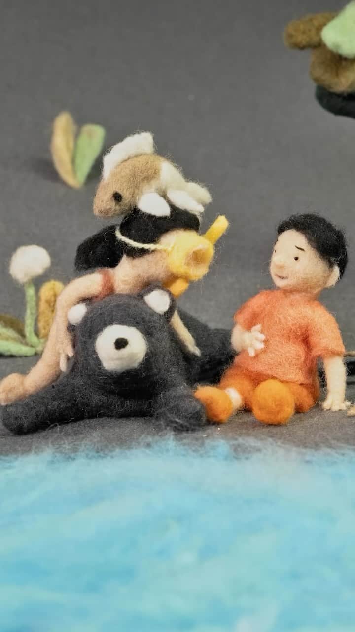 Loeweのインスタグラム：「Is it still 'fishing' if you catch a bear?  Animator and director Andrea Love creates a series of stop motion videos inspired by Suna Fujita’s characters for the LOEWE Holidays collection.  #LOEWE #LOEWEgifts」
