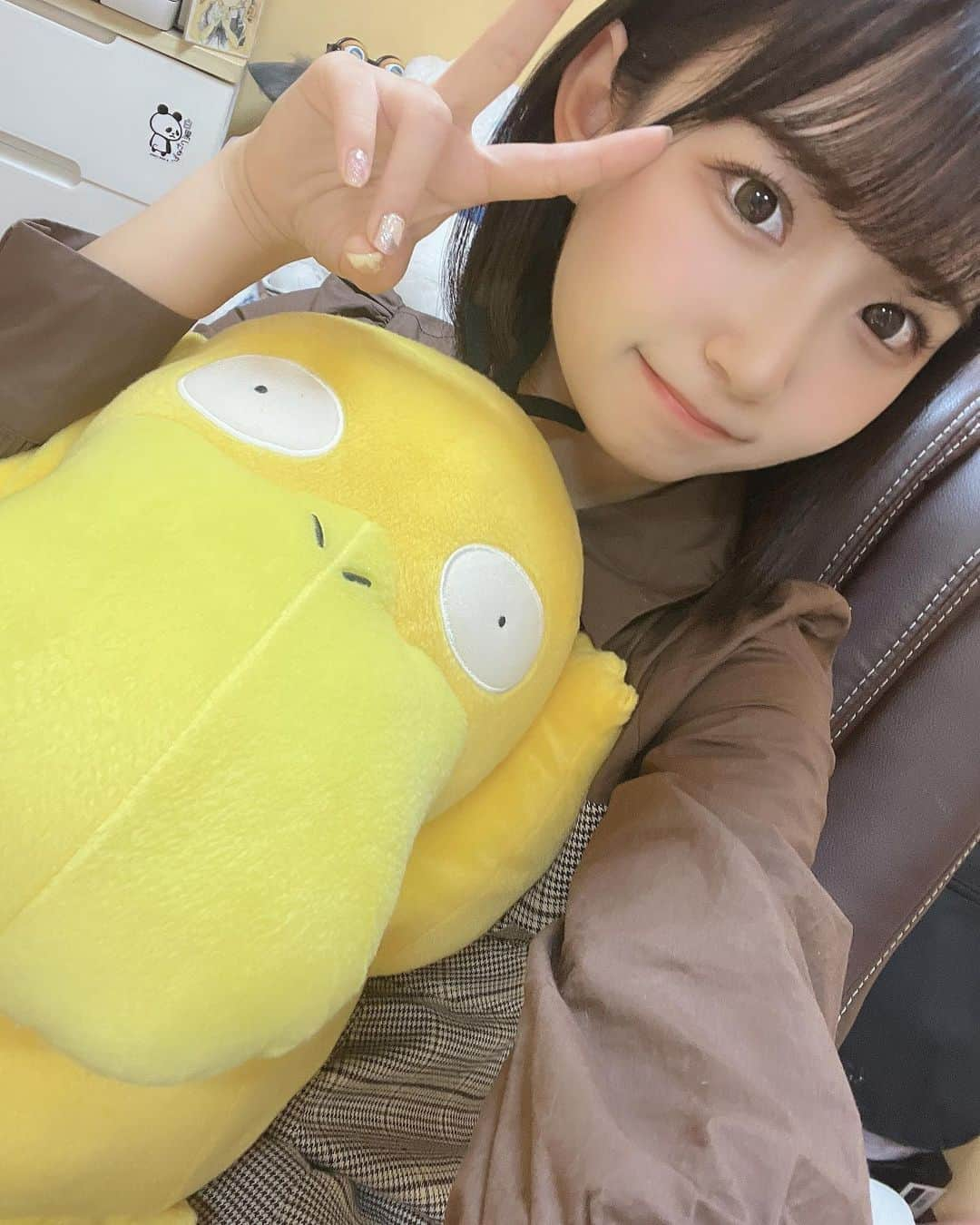 音井結衣さんのインスタグラム写真 - (音井結衣Instagram)「💛Pokémon💛 コダックが大好き💕 好きなポケモンはいますか? *:..｡♡*ﾟ¨ﾟﾟ･*:..｡♡*ﾟ¨ﾟﾟ･*:..｡♡*ﾟ #ポケモン #pokemon #psyduck #コダック #ぬいぐるみ #stuffedanimals #ボブ  #アイドル前髪 #cosplay  #cosplaygirl  #japanesegirl  #animegirl  #instagood  #likestagram  #uwu  #kawaiigirl  #kawaiifashion  #随手拍 #instadaily  #ootd #tiktok #每日穿搭 #tiktokers #tiktokjapan #costume  #jk  #自撮り  #selfie」11月14日 19時58分 - otoi_yui_19