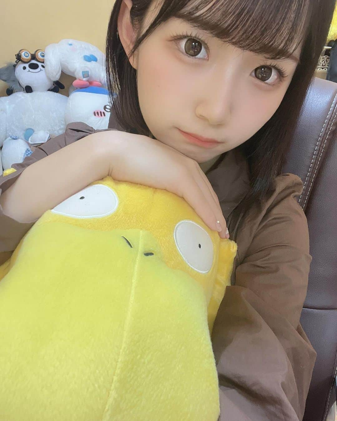 音井結衣さんのインスタグラム写真 - (音井結衣Instagram)「💛Pokémon💛 コダックが大好き💕 好きなポケモンはいますか? *:..｡♡*ﾟ¨ﾟﾟ･*:..｡♡*ﾟ¨ﾟﾟ･*:..｡♡*ﾟ #ポケモン #pokemon #psyduck #コダック #ぬいぐるみ #stuffedanimals #ボブ  #アイドル前髪 #cosplay  #cosplaygirl  #japanesegirl  #animegirl  #instagood  #likestagram  #uwu  #kawaiigirl  #kawaiifashion  #随手拍 #instadaily  #ootd #tiktok #每日穿搭 #tiktokers #tiktokjapan #costume  #jk  #自撮り  #selfie」11月14日 19時58分 - otoi_yui_19