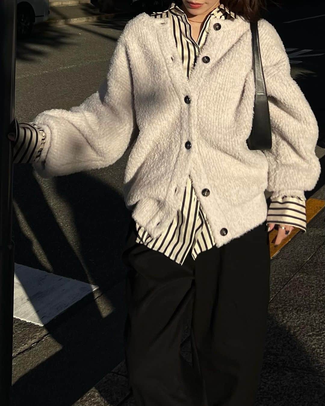 関本香里さんのインスタグラム写真 - (関本香里Instagram)「人肌恋しい季節になってきたね⛄️ この時期の街中っていいよね🎄🧑‍🎄  ESIÓのpoodle knit cardiganに シャツを重ねて着てみたこの間のしふく。  cardigan @esio_official  shirt @zara  #kaori_clothes」11月14日 19時58分 - kaori_sekimoto_