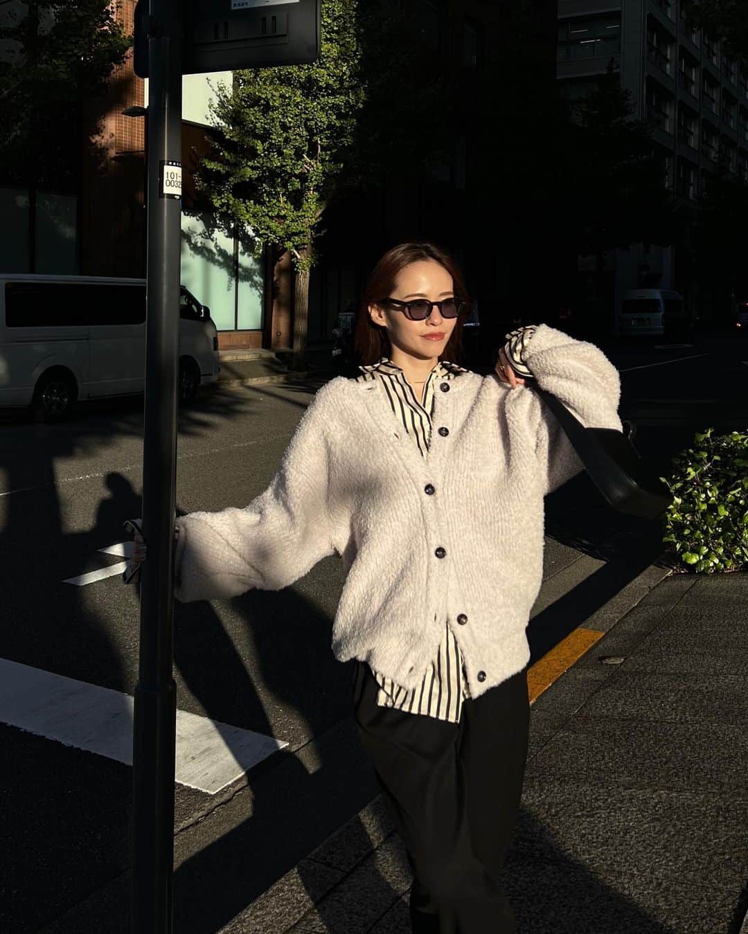 関本香里のインスタグラム：「人肌恋しい季節になってきたね⛄️ この時期の街中っていいよね🎄🧑‍🎄  ESIÓのpoodle knit cardiganに シャツを重ねて着てみたこの間のしふく。  cardigan @esio_official  shirt @zara  #kaori_clothes」