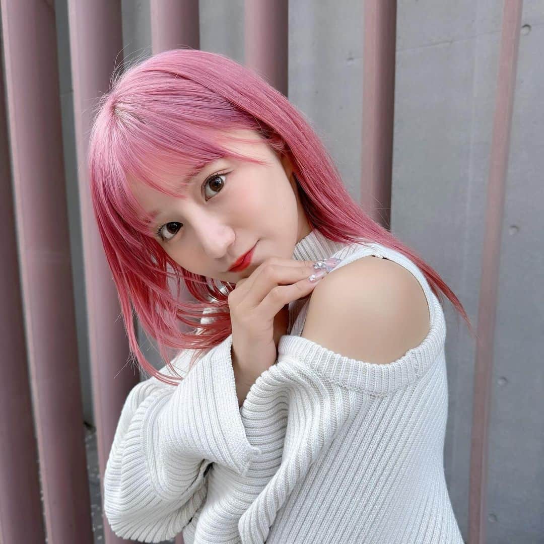 のインスタグラム：「🖤🖤🖤 . いつかのコーデ♡  トップスEMODAなんだけど これ上と下のニット別々でも着れるし 上もカーディガン風に着れるしで めちゃくちゃ便利♡♡  バッグはお母さんに誕生日で貰ったもの♡ この歳になってもくれる母に感謝ー！  この時ピンク注入したばっかー . #mireinsta #星名美怜  #ニットコーデ #emoda #clane #mm6 #nike #emodaコーデ #冬コーデ #白ニット」