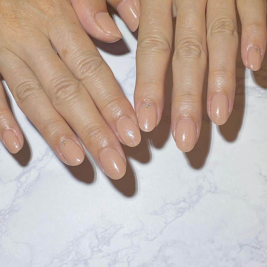 黒崎えり子さんのインスタグラム写真 - (黒崎えり子Instagram)「Simple Nails…♡  オフィスネイルにもぴったりなナチュラルで万人ウケなベージュカラー💅🏻 @raygel.nail_official 12S @beautygarage_nail   #nailart #naildesign #glitternails #naturalnails #pinknails #ラメネイル #ベージュネイル #上品ネイル #大人可愛いネイル #ナチュラルネイル #オフィスネイル #ピンクネイル #erikonail淡路桜子」11月14日 20時08分 - erikonail