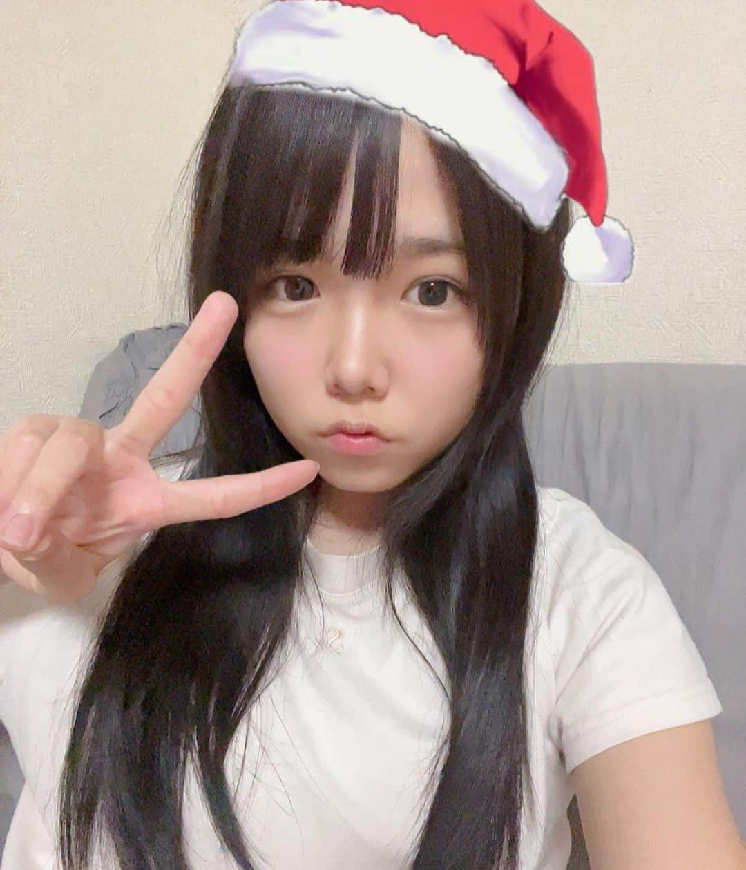 鈴もものインスタグラム：「なんと今回！ #クリスマス宿題チェキ 2023に参加させて頂けることになりました😭💞💞  クリスマスの可愛い衣装を何着か着ます⛄️複数枚購入で特典もあるよ！確認してみてね💕︎ 衣装は5着で、5枚買うとコンプリート出来るようにしたいなって考えてる！もちろん1枚1枚ポーズや落書き違うよ〜♡ 愛込めてサインや落書きするね🥺💓  もう販売開始してますー！🎁 初めての #宿題チェキ お迎えしてくれたら嬉しいな♡  🎄販売期間 11/14(火)お昼12:00〜11/17(金)23:59  🎄販売URL https://ec.01familia.co.jp/items/80243457」