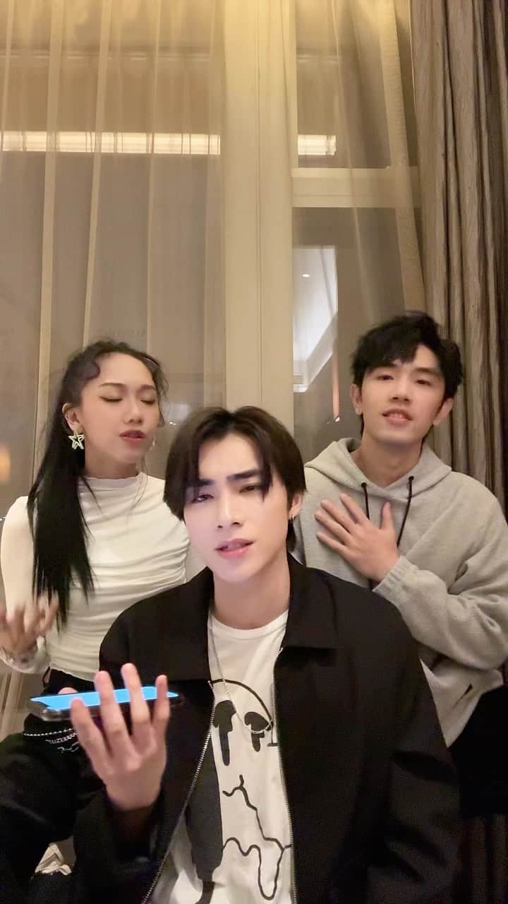 Way Vのインスタグラム：「A lovely family full of musicians🎤🎶  #XIAOJUN #肖俊 #샤오쥔 #WayV #威神V #心之所向 #Lighthouse #OnMyYouth  #WayV_OnMyYouth」