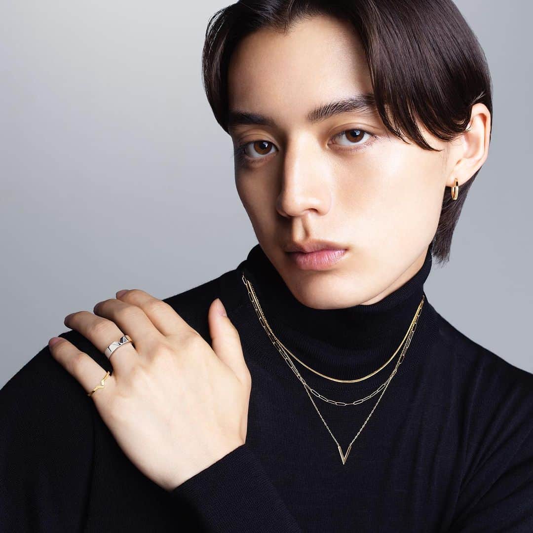 のインスタグラム：「【GENDERLESS】 シンプルな冬ニットを華やかに引き立てるゴールドジュエリー。 トレンドの「V」モチーフやデザインチェインを自由に重ねて。 個性光るジュエリーコーディネイトを楽しんで。  =====  《LUMINE CARD 10%OFF》 11/15(水) まで、スタージュエリー ルミネ各店(横浜・北千住・大宮)では、ルミネカードでのお買い上げで10％OFF！ 店頭にはホリディシーズンにぴったりの新作ジュエリーが豊富にラインナップ。 希少なアコヤパールをあしらったジュエリーやモダンなハートモチーフジュエリー、ウォッチなど数量限定商品もぜひチェックして。  #starjewelry #スタージュエリー #genderless  #ring #リング #pierce #ピアス #earcuff #イヤーカフ #necklace #ネックレス #jewelry」