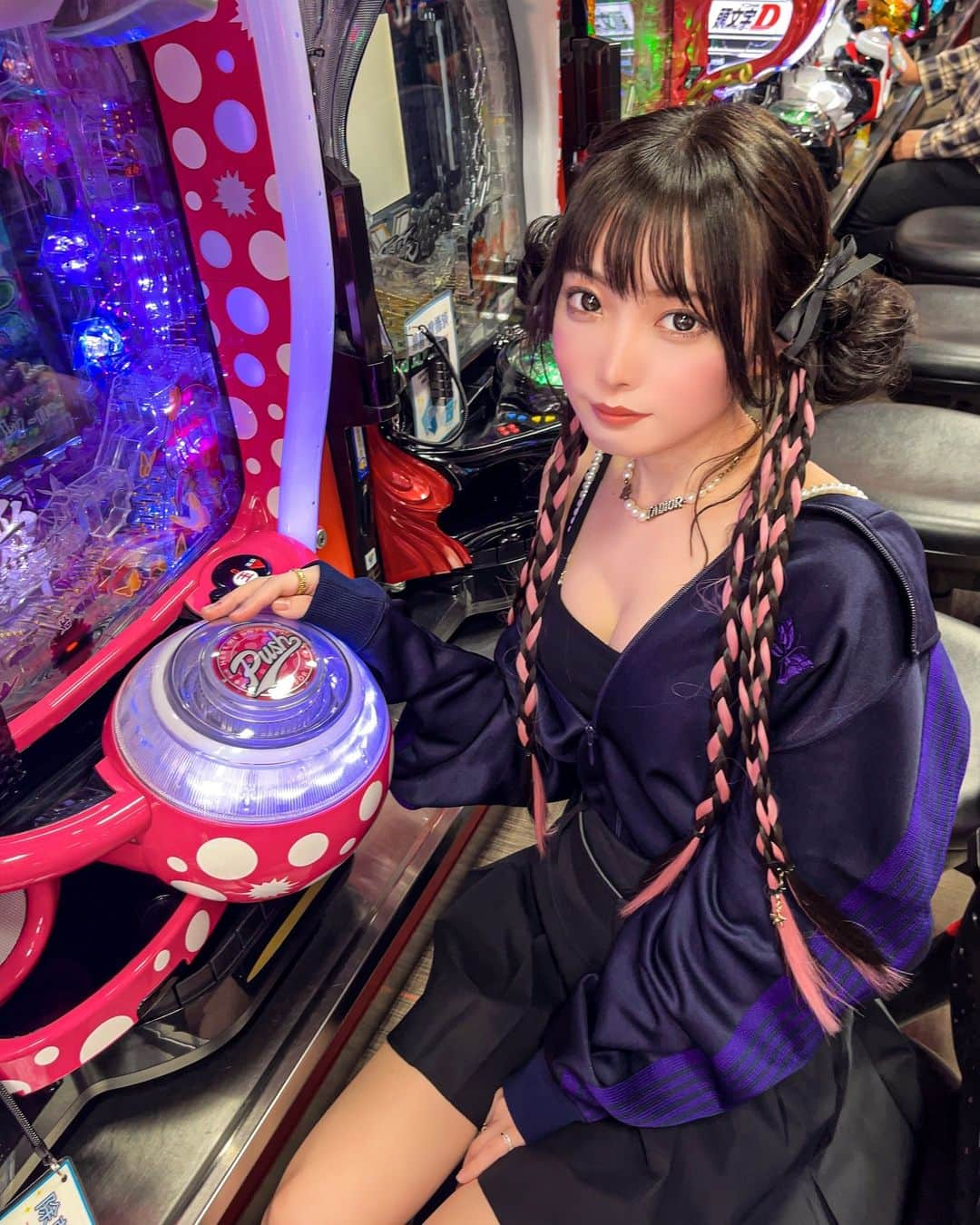 山吹りょうのインスタグラム：「パチンコ屋さん♡  #cosplayer #guitarist #gravure #パチンコ #needles #トラックジャケット」