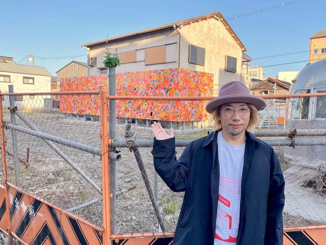 増田セバスチャンさんのインスタグラム写真 - (増田セバスチャンInstagram)「“Polychromatic Skin -Gender Wall-” is now on permanent exhibit in Kitakagaya, Osaka. It was completed ahead of time in Parc Kitakagaya, which is being planned as a relaxing space lined with the city tram and London buses. Currently, it can be viewed from the street. (November 5, 2023) There are seven "yellow rubber ducks," the symbol of Kitakagaya, in this work. Please find them!  増田セバスチャンの作品「Polychromatic Skin -Gender Wall-」が大阪・北加賀屋の街に常設展示されました。 市電、ロンドンバスなどが並ぶ憩いのスペースとして計画中の「パルク北加賀屋」内に、先行して完成。現在は道路から鑑賞できるようになっています。(2023年11月5日) 北加賀屋のシンボル「黄色いラバーダック」が七羽いますので、ぜひ探してみてください。  #増田セバスチャン #sebastianmasuda」11月14日 20時02分 - sebastian_masuda