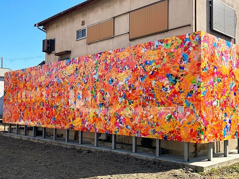 増田セバスチャンのインスタグラム：「“Polychromatic Skin -Gender Wall-” is now on permanent exhibit in Kitakagaya, Osaka. It was completed ahead of time in Parc Kitakagaya, which is being planned as a relaxing space lined with the city tram and London buses. Currently, it can be viewed from the street. (November 5, 2023) There are seven "yellow rubber ducks," the symbol of Kitakagaya, in this work. Please find them!  増田セバスチャンの作品「Polychromatic Skin -Gender Wall-」が大阪・北加賀屋の街に常設展示されました。 市電、ロンドンバスなどが並ぶ憩いのスペースとして計画中の「パルク北加賀屋」内に、先行して完成。現在は道路から鑑賞できるようになっています。(2023年11月5日) 北加賀屋のシンボル「黄色いラバーダック」が七羽いますので、ぜひ探してみてください。  #増田セバスチャン #sebastianmasuda」