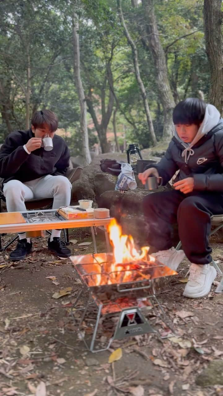 永石拓海のインスタグラム：「#アビキャン 🏕️🍲🔥✨ 鍋がうまい季節が来たぞ〜！！ みんなの笑顔も最高でした👏  完全にキャンプ沼にハマった。笑 オススメの場所、ギア、グッズ教えてほしい👊 かっこいいウェアも欲しいなー🤣💸  #アビスパ福岡  #あんずお肉の工場直売所  #宇美町  #昭和の森キャンプ場  #ながいし食堂 #永石拓海  #キャンプ初心者  #キャンプ飯  #キャンプギア  #キャンプコーデ  #snowpeak  #マルチグリドル  #キムチ味噌餃子鍋 #土下座餃子 #ゆるキャン  #牛ランプステーキ」