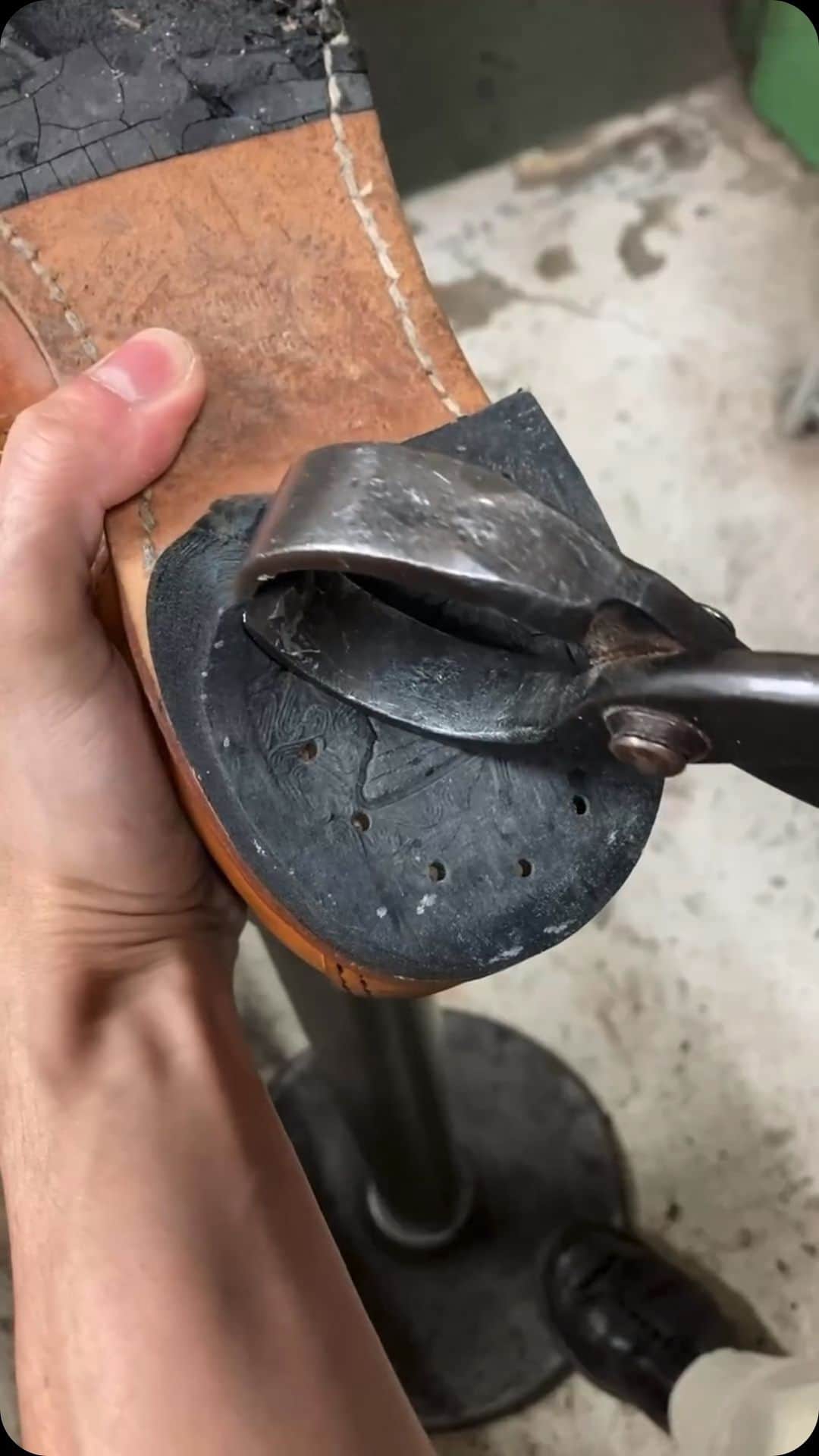 epidemic_motorsのインスタグラム：「RED WING custom resole by @radian572958  A video of a shoemaker working. Please give the video a high rating and follow.」