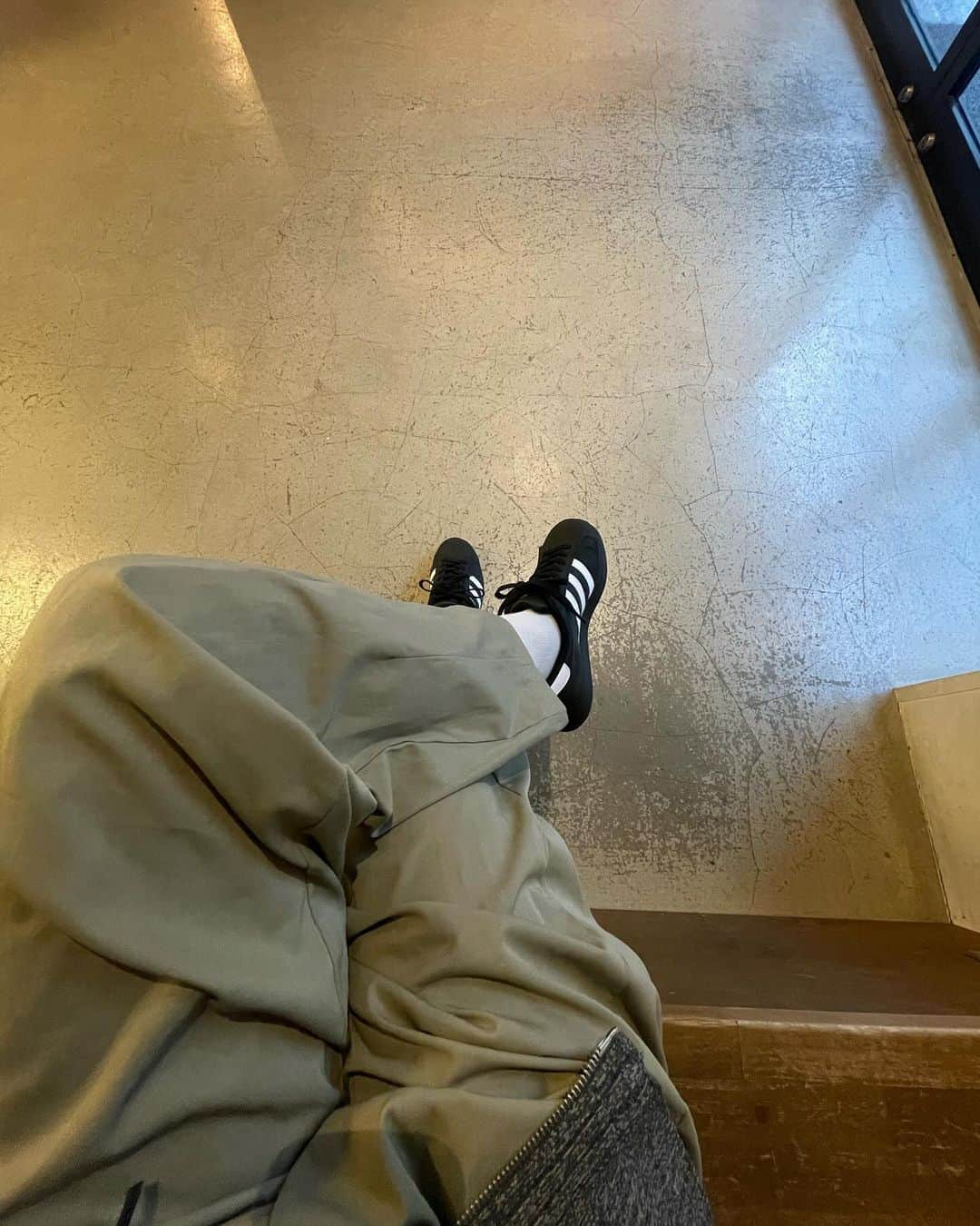 渡邉真梨奈のインスタグラム：「ɴᴇᴡ 久々にadidasのシューズ買ってみました👟 3本線がかわいいね☺︎ サンバが欲しかったが人気過ぎて無理だった#adidassuperstar #adidassamba   髪の毛が伸びて結べるまでに！ 今日でこの髪型ともお別れです💇🏻‍♀️」