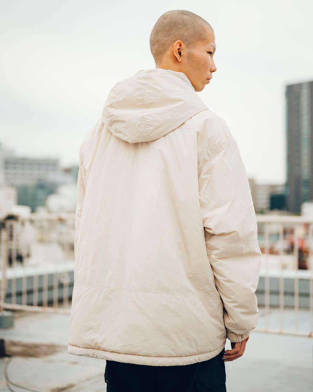 ALPHA INDUSTRIES JAPANさんのインスタグラム写真 - (ALPHA INDUSTRIES JAPANInstagram)「特殊部隊のみに供給されるレイヤリングシステムのモンスターパーカー。PCUのレベル7に当たり、レイヤリングシステムの一番上に着るアウター。独特なドライタッチ感のある風合いでシワが目立ちにくく、薄手で柔らかな手に馴染みやすいナイロン生地。  トレンドのワイドバルーンシルエット、ウエストゴム仕様のイージーカーゴパンツ。ゴムで裾幅調整可能。ナイロン混のため軽量、速乾性など機能性や快適性、張りのあるタッチ感も特徴の素材。  #alpha_industries_japan  #alpha_industries  #ALPHAINDUSTRIES #ALPHA #ALPHASHOP #モンスターパーカー #カーゴパンツ #ecwcs    #streetsnap #ファッションスナップ #military #fashion #outfitpost #ALPHA渋谷店 #アルファインダストリーズ #ミリタリー  #ミリタリーコーデ #ストリートファッション  #アメカジ  #ミリタリーアウター #アウター  #ミリタリージャケット  #冬アウター  #アメカジコーデ #白アウター  #ビッグシルエット  #カーゴパンツコーデ」11月14日 20時05分 - alpha_industries_japan
