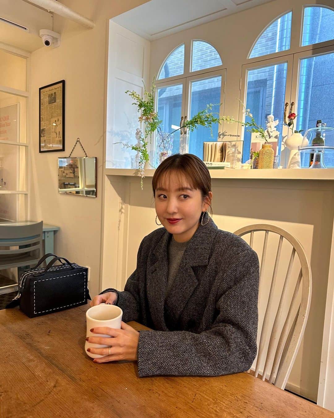 西村彩香のインスタグラム：「.  5ヶ月ぶりの🇰🇷♡  韓国はかわいいカフェが多すぎて困ります。  ツイードジャケットコートに ぬくぬく大判ストールに 背中と靴下カイロ貼っても寒い🥶❄️  韓国の寒さなめてました☃️  #韓国カフェ #ソウルカフェ #seoulcafe  #당산카페  #서울카페  #한국카페」