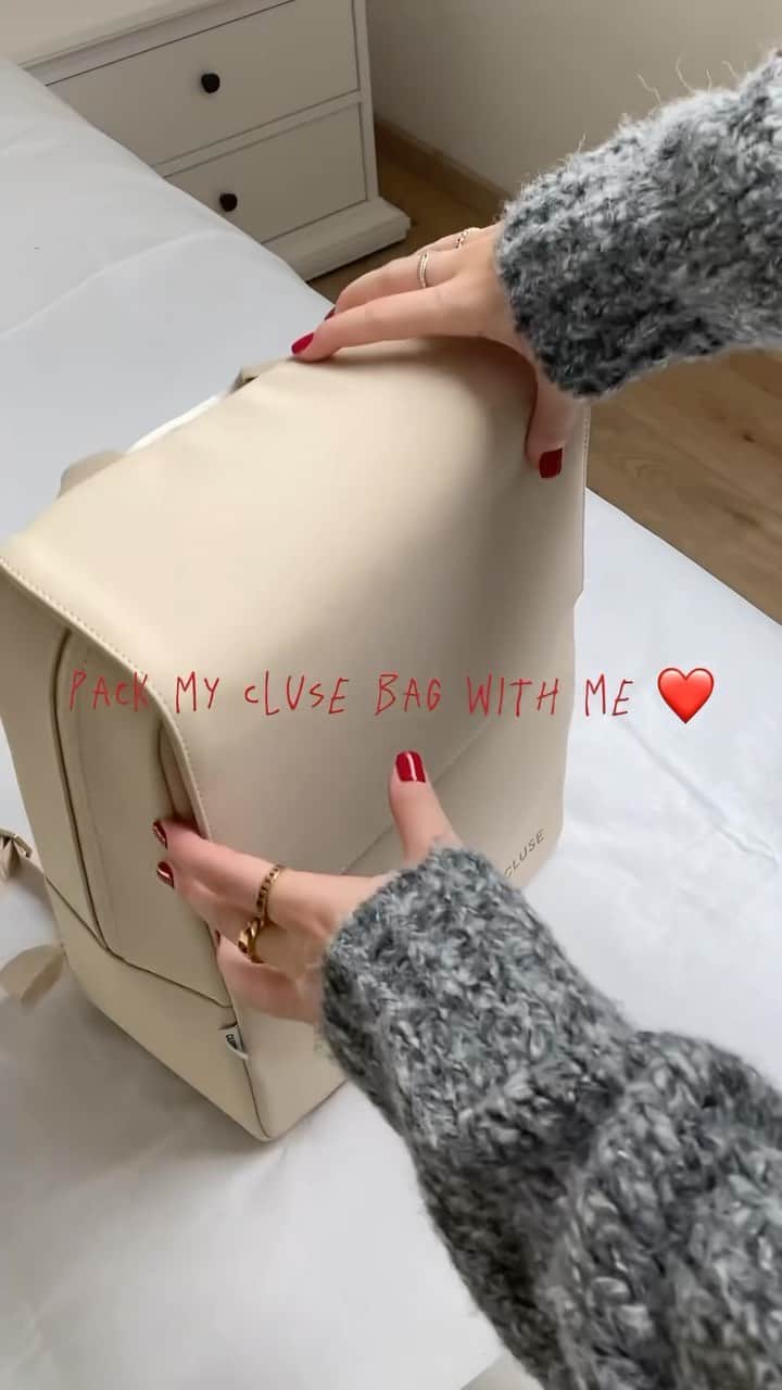 CLUSEのインスタグラム：「Find out with @g.gwennn how much you can carry in style with our Nuitée backpack 🍂 💫 #CLUSE #CLUSEclub」