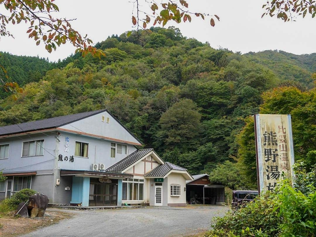 伊藤桃さんのインスタグラム写真 - (伊藤桃Instagram)「【#備後落合駅 熊野湯旅館】 備後落合駅から1番近いお宿…熊野湯旅館！ 最長片道切符中にその存在をしって、 泊まってみたかったのです☺️💛 正確には、備後落合駅からだと6.3km、油木駅からだと2.6kmと油木駅から行く方が楽です。 それでも30分くらいは歩きますが… 2枚目: 国道沿いを歩いていくので道は全然悪くないです！ 案外、車も行き交っていました。 ただし宿の方が、予約の際に念押しで「山道だけど大丈夫ですか、明るいうちに来てくださいね」と心配してくれていたのですが、街灯はないので確かに夜は怖いかもなぁとおもったり。 もっともこんな山道で、夜に1人で歩いてる方が運転手さんにとっては怖いと思いますが…笑 * 3枚目: さてはて、てくてく歩いてお目当ての旅館、熊野湯旅館にとーちゃく！ 前は、民宿 比婆山温泉といわれていたようです。 少し早めについたにもかかわらず、お年を召したご夫婦が出迎えてくれました。 * 4枚目: お部屋はこんなかんじ！ 贅沢に2部屋分使わせてくれていました。 2食付きで1泊7700円。やすい！ 5枚目: その名の通り、温泉もあります。 秘湯の佇まいがよき☺️♨ * ご飯どころではずっと再放送のサスペンスドラマが流れていました。 18:00、待ちに待ったご飯たいむです🥰 6枚目: まずは日本酒で乾杯！ ビールとカップ酒は置いてるのでお宿からもいただけます。 これは自撮りの瞬間を父さんに見られてめっちゃ照れ笑いしてるかおw 1枚目: ちなみにこちらは持ち込んだハイボールなのですが、冷蔵庫で冷やしてくれました😭優しい😭 * 7枚目: なかなか贅沢！もりもりです！お鍋の中は… 8枚目: おでん！😊しみます！🍢 * 他にももう1組いたのですが、そちらはどうもこの辺りの道路工事をされてる方たちのようでした。 ほろ酔いながらお母さんに話を聞くと… かつて備後落合がもっと賑わっていた頃は、お宿の前にバスも乗り入れていたそう。 その当時の話をぽつりぽつりと教えてもらいました。 良き時間でした☺️ * 9枚目: 昔ながらの自動販売機も！ 当然つかえないそうです。笑 10枚目: そしてお母さんが描いた絵。素敵でした😊 * 温かい気持ちで旅の朝を向かえられました(´˘`＊) つづく💓 #秘湯」11月14日 20時06分 - itomomo_tetsu