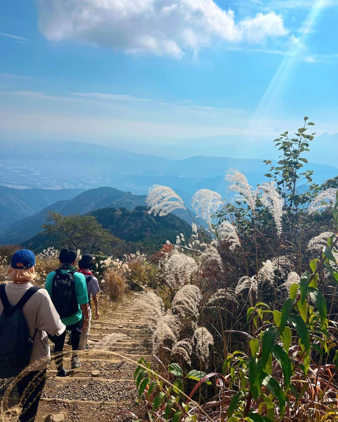 一双麻希 さんのインスタグラム写真 - (一双麻希 Instagram)「神奈川県丹沢の【塔ノ岳(1491m)】へ！ 4年前私がお仕事で初登山した後すぐ、 山を始めようと、プライベートで初めて登った山がここ⛰️ あの時完全な初心者で、かなりハードに感じたけど.. 今回もまぁまぁハードでした😂😂 (秋なのに汗だくに😅) 一枚目の時は一瞬雲で隠れちゃったのですが😥 登っている途中から頂上まで、 富士山がどーんと見えるのです🥹  大倉尾根コース、通称【バカ尾根】と言われる ひたすらきつめの登り坂(階段も多め😅)ルートでしたが やっぱり景色が良いので本当に心地よい..✨ 頂上も広くて山小屋もあり、ゆっくりできます。☺️  紅葉と富士山が眺められて大満足でした。😌  #塔ノ岳 #初心者でも中級でも楽しめる山☻  #紅葉登山 #紅葉 #登山初心者 #神奈川の山 #丹沢 #丹沢山 #秦野 #低山 #低山ハイク #富士山が見える場所 #山女 #山ガール #山好き #登山女子 #登山 #山好きな人と繋がりたい #アウトドア好き #日本の絶景 #アウトドア女子 #ハイキング #登山ファッション #登山コーデ #アウトドアファッション #モンチュラ #montura #mtfuji #japanview #いっそうまき山記録」11月14日 20時17分 - isso_maki315