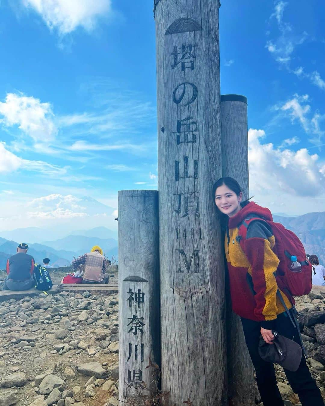 一双麻希 のインスタグラム：「神奈川県丹沢の【塔ノ岳(1491m)】へ！ 4年前私がお仕事で初登山した後すぐ、 山を始めようと、プライベートで初めて登った山がここ⛰️ あの時完全な初心者で、かなりハードに感じたけど.. 今回もまぁまぁハードでした😂😂 (秋なのに汗だくに😅) 一枚目の時は一瞬雲で隠れちゃったのですが😥 登っている途中から頂上まで、 富士山がどーんと見えるのです🥹  大倉尾根コース、通称【バカ尾根】と言われる ひたすらきつめの登り坂(階段も多め😅)ルートでしたが やっぱり景色が良いので本当に心地よい..✨ 頂上も広くて山小屋もあり、ゆっくりできます。☺️  紅葉と富士山が眺められて大満足でした。😌  #塔ノ岳 #初心者でも中級でも楽しめる山☻  #紅葉登山 #紅葉 #登山初心者 #神奈川の山 #丹沢 #丹沢山 #秦野 #低山 #低山ハイク #富士山が見える場所 #山女 #山ガール #山好き #登山女子 #登山 #山好きな人と繋がりたい #アウトドア好き #日本の絶景 #アウトドア女子 #ハイキング #登山ファッション #登山コーデ #アウトドアファッション #モンチュラ #montura #mtfuji #japanview #いっそうまき山記録」