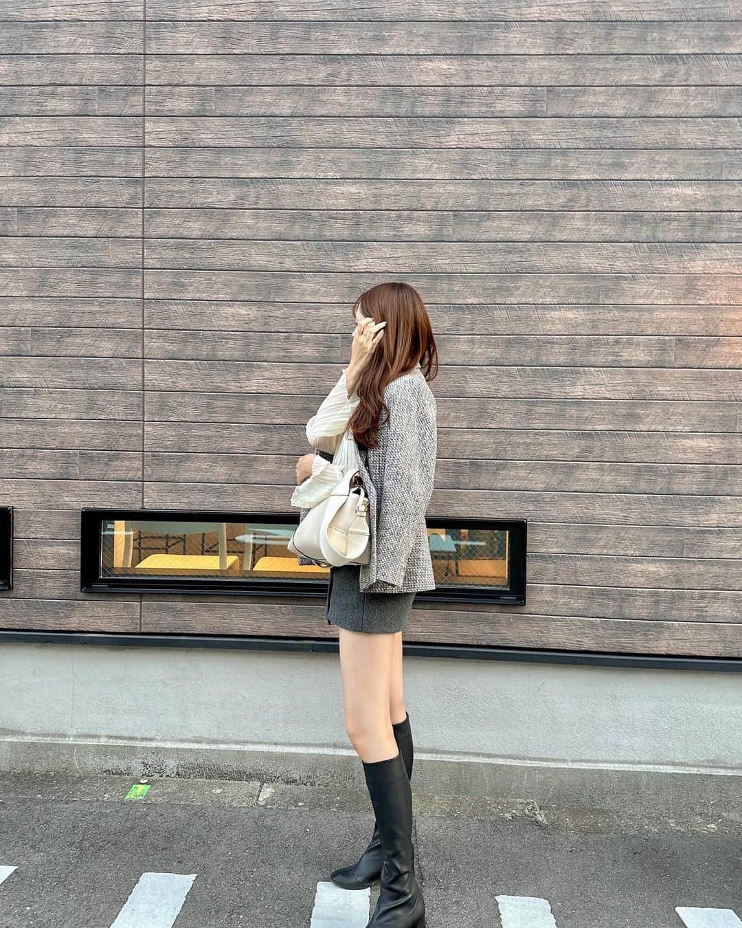 村上文香のインスタグラム：「. ☀️ 24℃ / 13℃  jacket #milaowen   blouse #snidel   pants #cocodeal  ダブルフェイスツイードラップキュロット  可愛すぎるスカショーパンはCOCODEAL😌♡  今年はグレーが好み🩶  #ootd #usagionline #fendi #jihyang #秋コーデ」