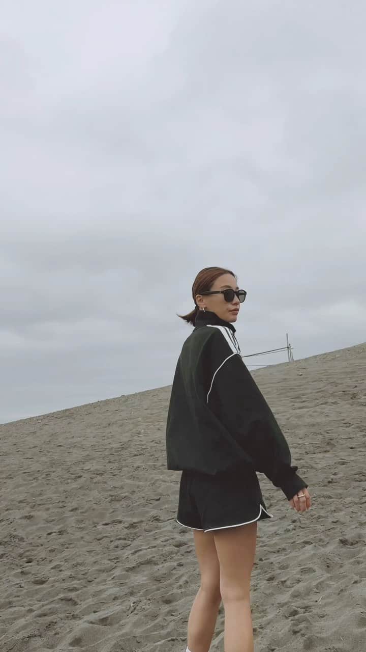 馬詰まほのインスタグラム：「この寒い寒いいいながらの 海ちるもお散歩もだいすきなんだ🫶🏼 海行くときだいたいラフな格好で行くよん☺︎✌︎ これはセットアップだけど、別々で着回しもたくさんできちゃうし動きやすいし最高です💚 アクティブ女子にはもってこいだなぁ🐣✨ これ着てスポッチャ行って大運動会したい！ #sudo #スード #pr」