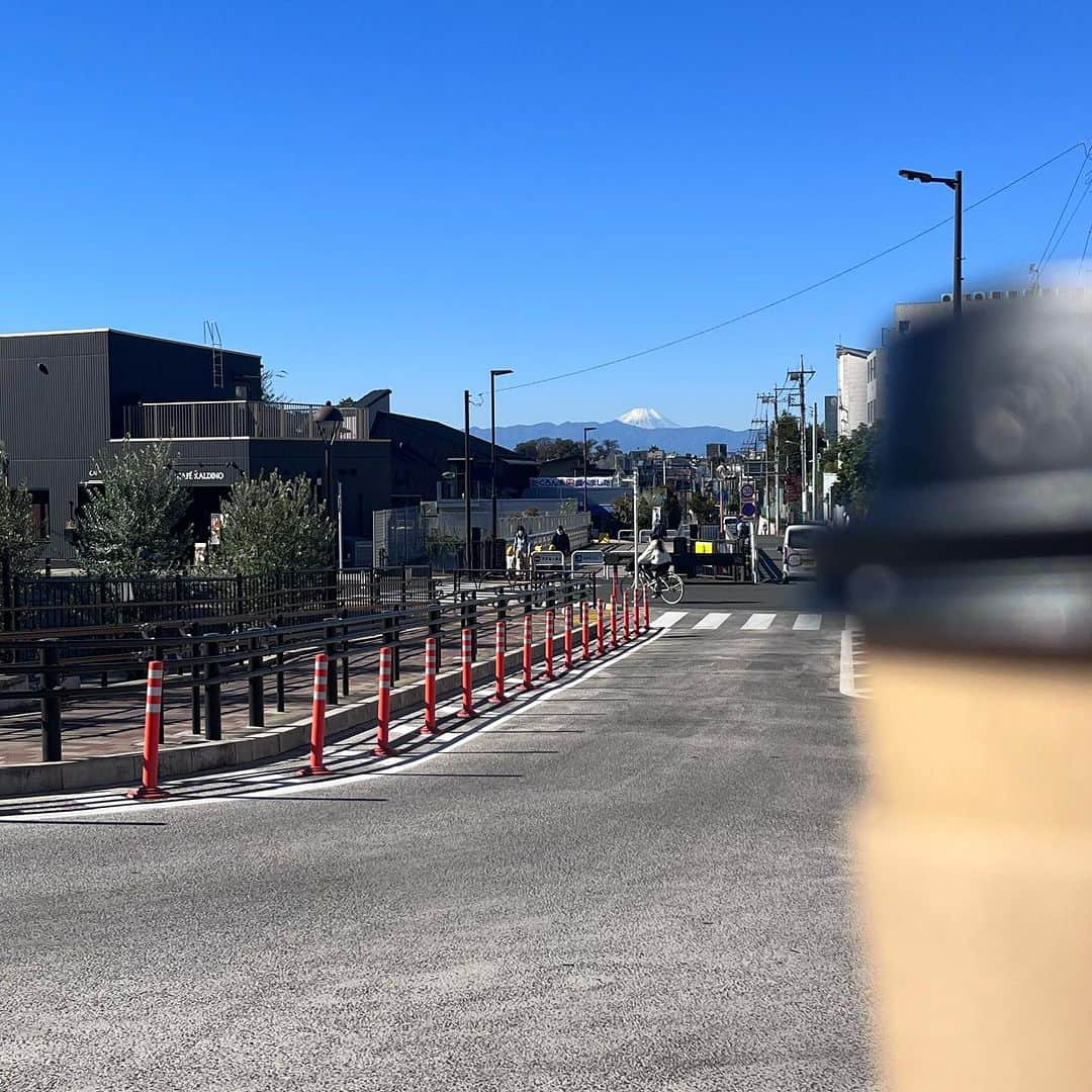 ヤミーさんのインスタグラム写真 - (ヤミーInstagram)「今朝の富士山おすそ分け🗻 世田谷代田のカフェカルディーノわきから、お天気が良い日は富士山がばっちり見えます。  お天気良かったので、これはきっと見える！！と思って早めに家を出て、富士山眺めながらコーヒータイムしてました☺️  富士山ってやっぱりきれいでありがたい。 登るより見るのが好きだな。 (登ったことはない)  #カルディマニア情報 #KALDI #cafekaldino」11月14日 20時13分 - ym_3stepcooking