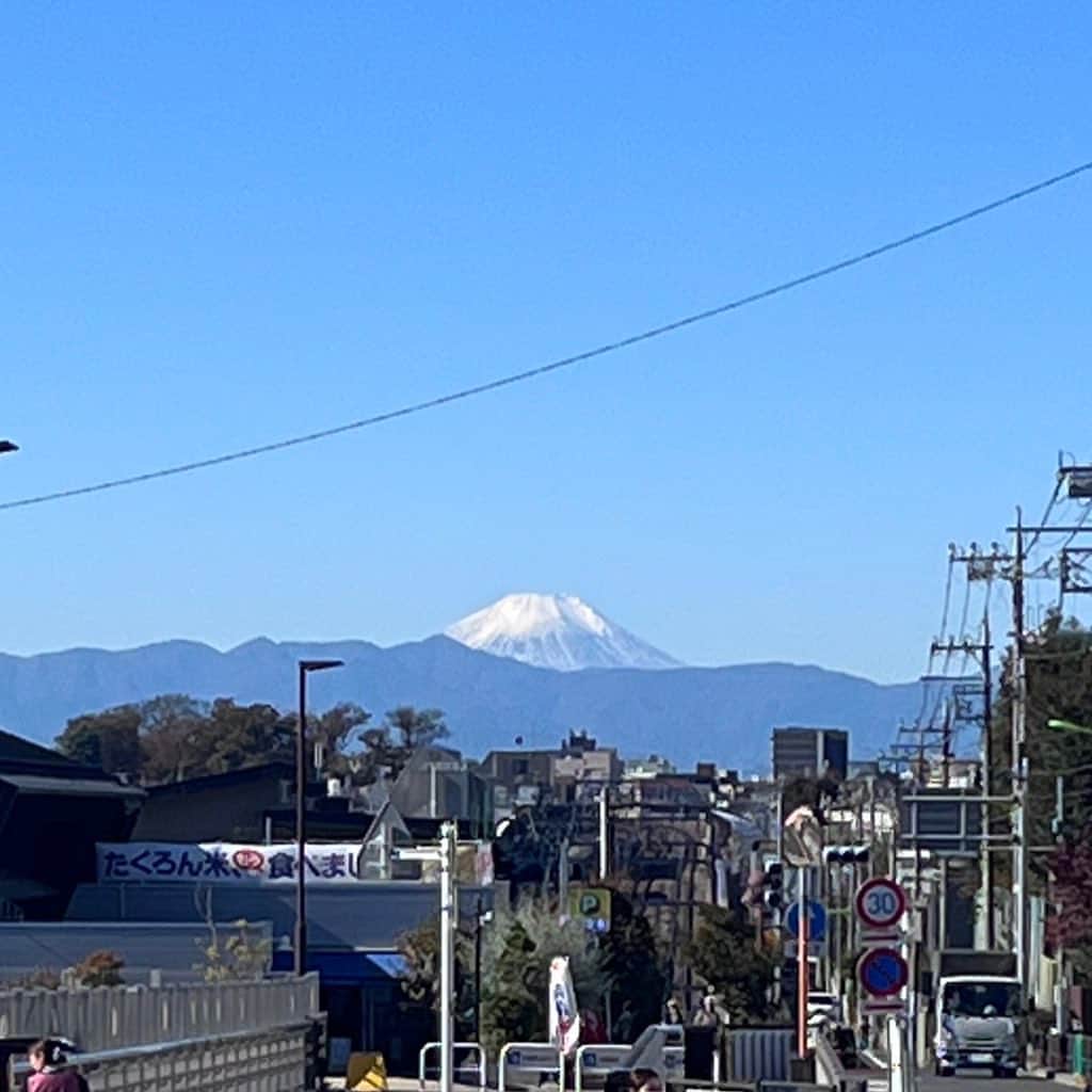 ヤミーのインスタグラム：「今朝の富士山おすそ分け🗻 世田谷代田のカフェカルディーノわきから、お天気が良い日は富士山がばっちり見えます。  お天気良かったので、これはきっと見える！！と思って早めに家を出て、富士山眺めながらコーヒータイムしてました☺️  富士山ってやっぱりきれいでありがたい。 登るより見るのが好きだな。 (登ったことはない)  #カルディマニア情報 #KALDI #cafekaldino」