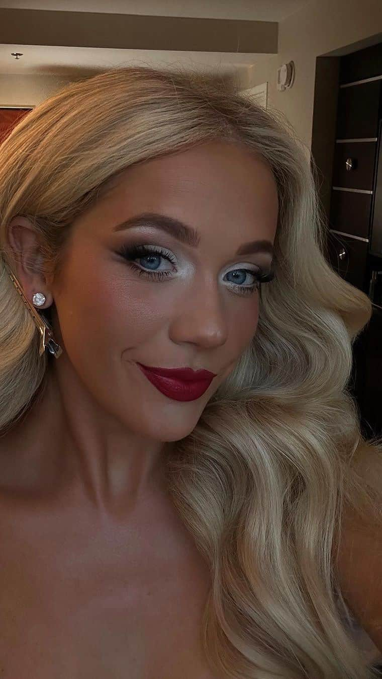 シャーロット・ティルベリーのインスタグラム：「✨ MAGICAL MEGAN MORONEY IN NEW! BEAUTYVERSE PALETTE ✨  @megmoroney looked FLAWLESS for the CMA Awards last week! 💫 With makeup magic by @makeupby_paigeszupello, Megan MESMERISED with a flawless complexion created using my Hollywood Flawless Filter and NEW! Hollywood Blush & Glow Glide Palette, and a Red Carpet Red lip!💋  💄 by @makeupby_paigeszupello, using @charlottetilbury ✂️ by @jessicamillerhair  👗 by @stefanienaylor   #GetTheLook💫  SKINCARE: NEW! Magic Water Cream Magic Serum Crystal Elixir Magic Hydrator Mist  COMPLEXION: Hollywood Flawless Filter Beautiful Skin Foundation Beautiful Skin Radiant Concealer Airbrush Flawless Finish Airbrush Bronzer - Medium NEW! Hollywood Blush & Glow Glide Palette - Light/Medium Airbrush Flawless Setting Spray  EYES: NEW! The Beautyverse Palette - Supernova Suede Pillow Talk Push Up Lashes! - Super Black Rock ‘N’ Kohl - Bedroom Black  BROWS: Brow Fix  LIPS: Matte Revolution - Red Carpet Red Lip Cheat - Kiss ‘N’ Tell  #CharlotteTilbury #MegMoroney #CMAAwards」