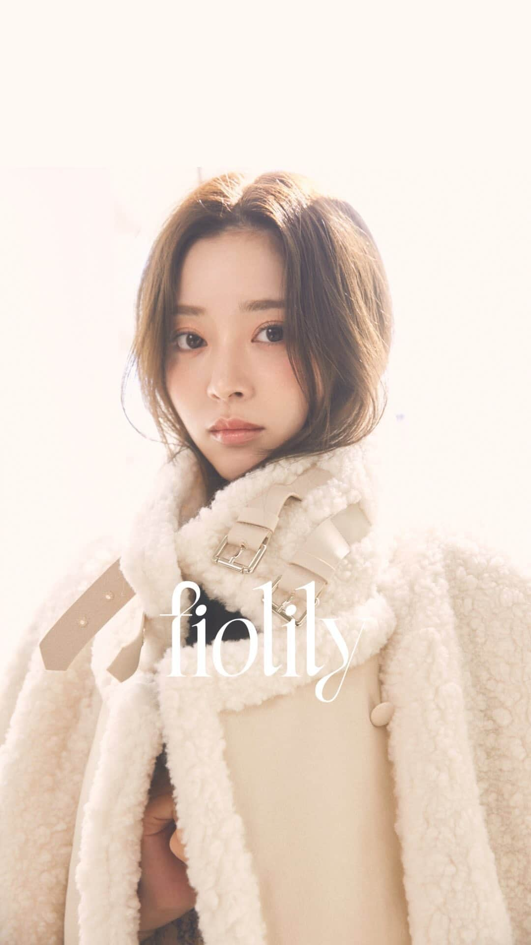 山本月のインスタグラム：「@fiolily_official のAWコレクションがついにオンラインでも販売がスタートしました💗💗  POPUPで大人気だったアウターや、 お問い合わせがめちゃくちゃ多いリバーシブルの半袖ニットも発売されたよ☺️  早速たくさんのオーダーが入ってるみたいで色によっては即完売しそう🙇‍♀️💗 ぜひ早めにチェックしてね🪡  #fiolily#フィオリリー」