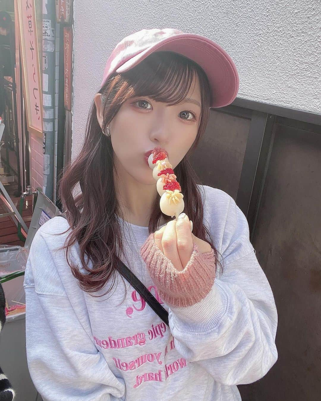 横山なつみのインスタグラム：「. 🌸🩰  浅草で食べ歩きした日〜  最近ピンクの服とかピンクのなんかすき  #浅草 #浅草食べ歩き #浅草グルメ」