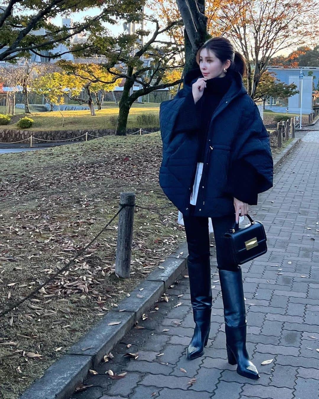 mi01ki24のインスタグラム：「いきなり冬🥶 ボリュームニットの上からもサッと羽織れる キルティングポンチョが強い味方♡  ほんっと軽くて温かい🫶✨  poncho/knit/shirt… @dolce._official  denim… @uniqlo_jp  bag/ boots… @jimmychoo」