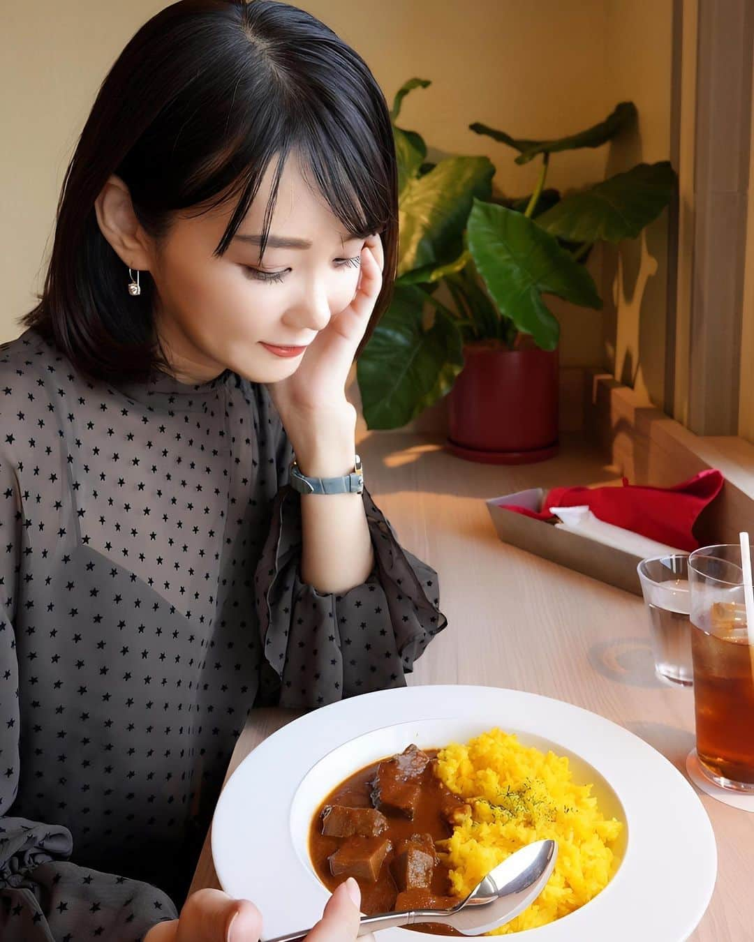 勝木友香のインスタグラム：「カレーじゃなくて、 ハヤシライスを食べたくなることがあるのは勝木だけですか？  会議終わりのランチは ホッとする時間😊  こんなゆっくり食べられる日はそんなにないのだけど…  昨日の収録に向かって 先週がドタバタすぎて… 週末はどう過ごしたか記憶がないほど？！  やっと迎えた ほんわかランチはじんわりと心にしみます😊笑  ランチやお茶の時間が幸せな勝木なのでした♡  OSMIC DISH  「甘さを約束する奇跡のトマト」というキャッチフレーズのOSMIC というトマトを たっぷり使ってるのだそう🍅  #osmic #トマト大好き　#トマト料理　#オスミックトマト　#ハヤシライス」