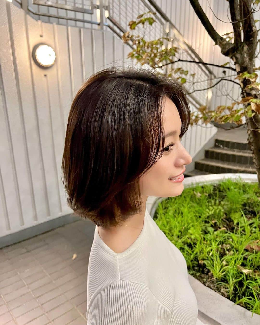 青木英李のインスタグラム：「そういえば、 １０月の終わりに髪の毛をバッサリ31cm切りました💇🏻‍♀️🫧  5年半ぶりに２度目の#ヘアドネーション をしようと思ってずっと伸ばしていたので、すっきりサッパリ大満足🤍  @daisukeaoki_tiechel さんが素敵に仕上げてくれました♪  #美容 #ヘアカット #ボブ #ボブヘア #ショートボブ #ヘアサロン#tiechel」