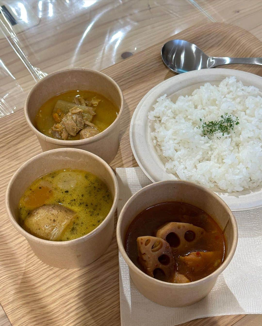 Sayaka.Mさんのインスタグラム写真 - (Sayaka.MInstagram)「. 無印良品の新商品のスープカレー試食会へ  スープカレーは3種類あり 全部タイプが違って美味しかったー！  私は特にカルダモン青唐辛子のが好きでした🍛 豚骨と和風出汁もお米が進む〜 こんな風に3種類のせて食べ比べるのもいい  無印良品はカレー60種類も作っているなんて凄い🥹✨ 沢山作っているイメージあったから30くらいかな❔ と思ったらまさかの倍🙈  また、ギーやカスリメティ使っていたり 本格的なインドカレーも。  ダルとかサグカレーも食べてみたいな🥰❣️  ┈┈┈┈┈┈┈┈┈┈┈┈┈┈┈┈┈┈┈┈ 北海道を発信✐☡ グルメ / 観光 / 新店情報  ◍ 食べ歩きは #sayaka動画 ◍ 使用品やオススメは楽天roomに掲載中 ◍tiktok🆔グルメは@insta.sayaka 　プロフィール欄の下にリンク ┈┈┈┈┈┈┈┈┈┈┈┈┈┈┈┈┈┈┈┈  #スープカレー #無印良品 #無印良品のある暮らし #札幌グルメ #北海道グルメ #札幌スープカレー」11月14日 11時18分 - insta.sayaka