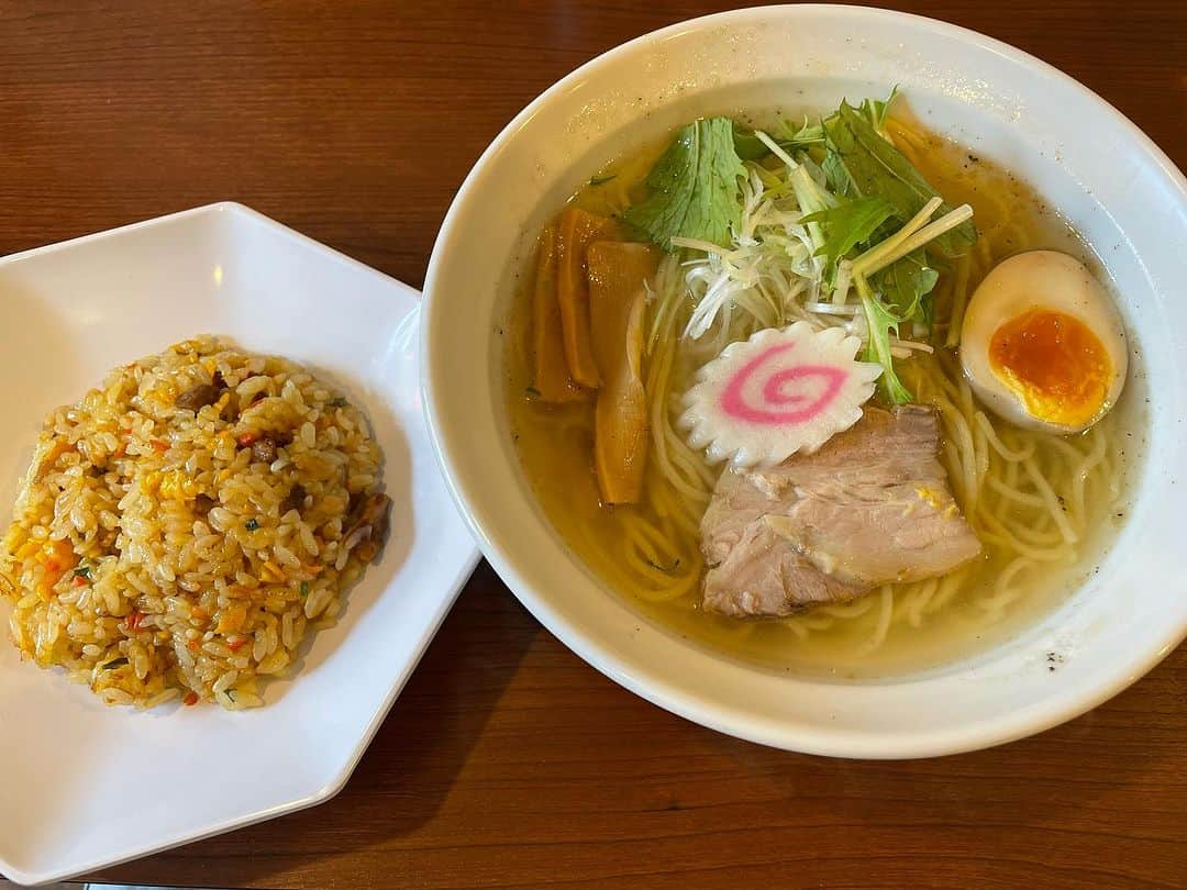 藤崎靖啓のインスタグラム：「あっさりスープの塩ラーメン🍜気に入りました😍お店は高知市立自由民権記念館の西です😋  #ゆきんこ #塩ラーメン #藤ちゃん #藤崎靖啓 #フリーアナウンサー」