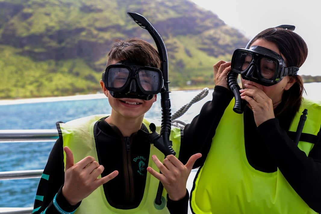 And Youさんのインスタグラム写真 - (And YouInstagram)「Waiting for you to be a part of our Ohana 🫶🏼 • • • • #hawaiioceanadventuretours #adventurehawaii #snorkeling #oahuhawaii #wildlife #ohana❤️ #ohanameansfamily🌺 #boattour」11月14日 11時33分 - dolphinsandyou