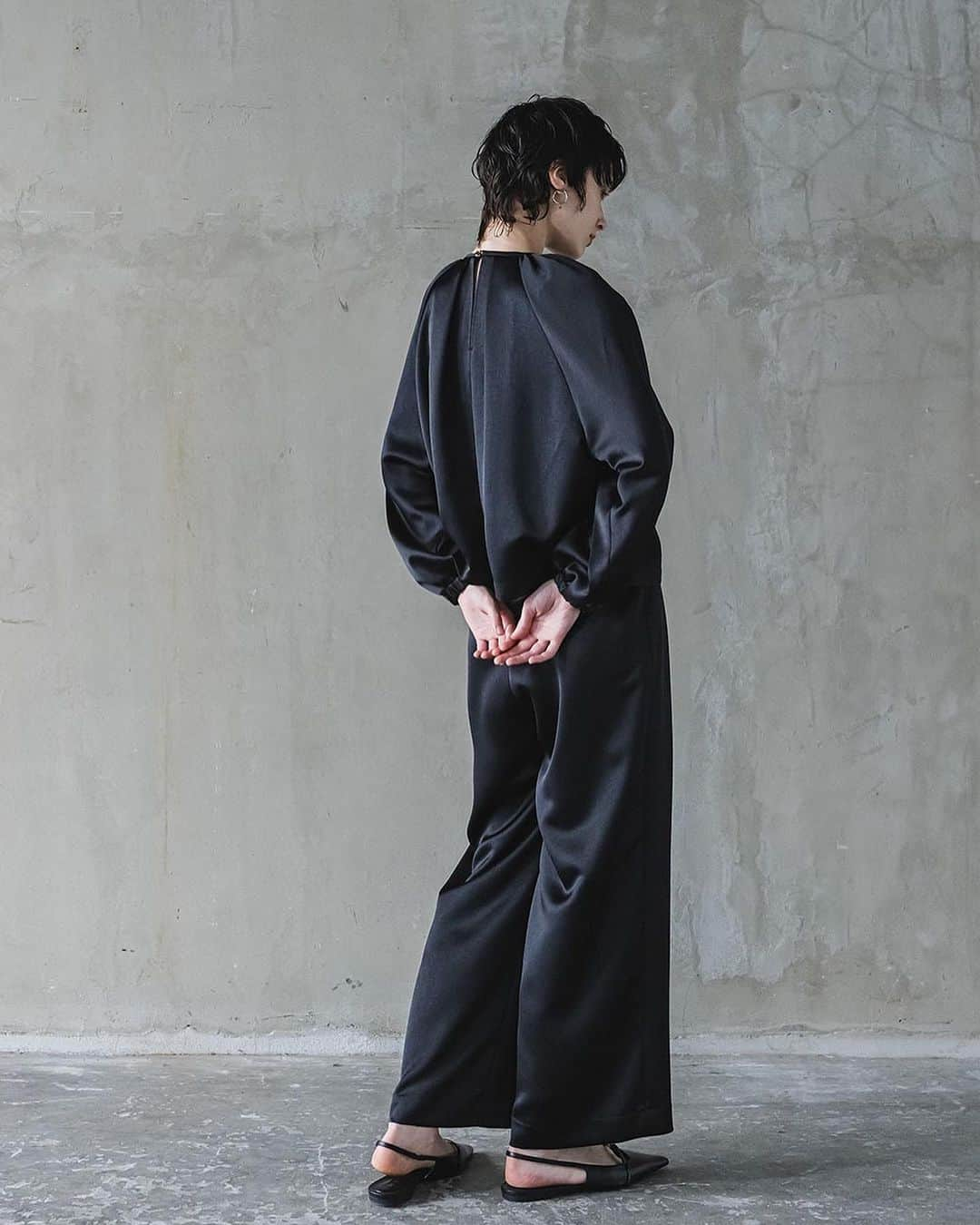 ENCHAINEMENT/mignonさんのインスタグラム写真 - (ENCHAINEMENT/mignonInstagram)「.  "Satin Gathered Neck BL" ブラック/オフホワイト/チャ ¥19,800JPY  Enchainement で人気のサテン素材を使用しています。やや肉感があり、しっかりとしたサテン地です。襟ぐりと袖口にギャザーを沢山入れたショート丈のブラウスです。同素材のボトムと合わせてセットアップとしても使え、年末のいろんな行事等にも使えて大変便利です。  "Satin Wide Pants" ブラック/オフホワイト/チャ ¥20,900JPY  トップスと同素材を使用しています。やや肉感があり、しっかりとしたサテン地です。やや太めのワイドパンツでウエストの後ろはゴム仕立てになっています。同素材のブラウスとセットアップではもちろんですが、毛足のあるニット合わせで今年らしいコーディネートを楽しめます。  #enchainement #アンシェヌマン #アトレ恵比寿 #新丸の内ビル #なんばパークス #淀屋橋odona #広島パセーラ #アミュプラザ博多」11月14日 11時27分 - enchainement_official