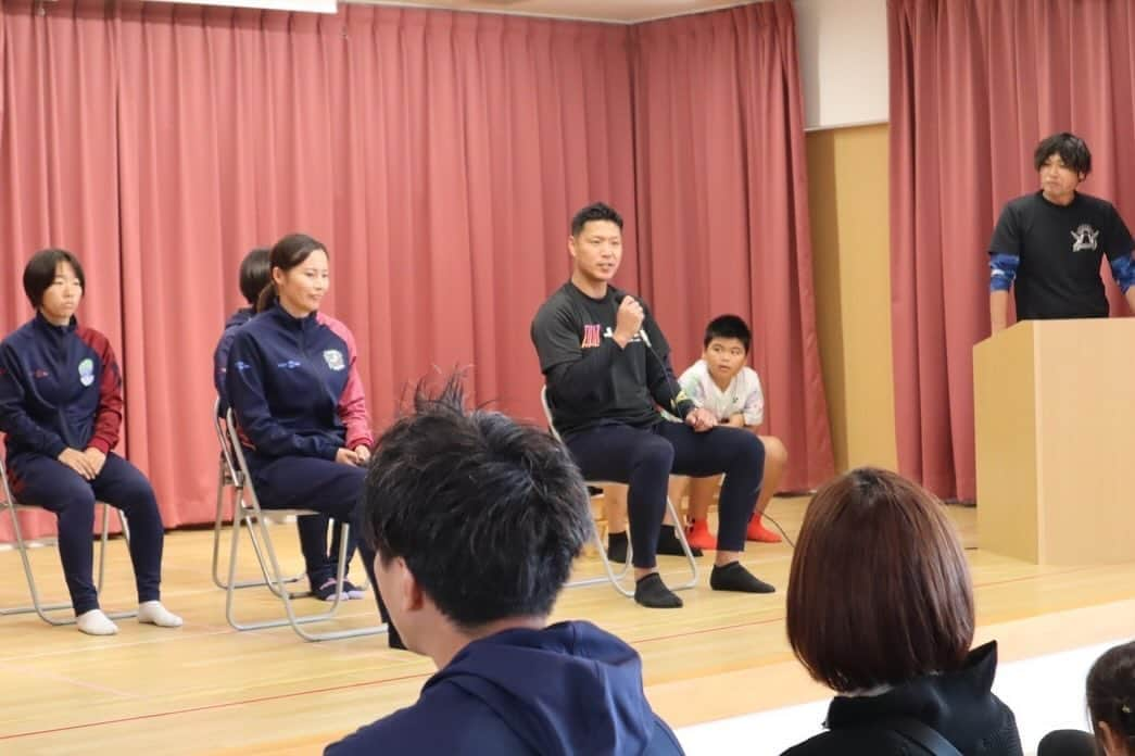 赤星拓さんのインスタグラム写真 - (赤星拓Instagram)「社会福祉法人和貴福祉会 あいあい保育園・かなさ保育園・かなさ秋桜保育園 第2回 プロアスリートと遊ぼう体育大会にゲスト講師として参加させていただきました！ #講演会 #コミュニケーション #スポーツ #子育て #食育 #学び #一生勉強 #園児親子と園職員の皆さまを笑顔に  3園の園児のみんな 保護者の皆様 みやきなでしこクラブの皆さん @miyaki.nadeshiko.club  中村 凌旺さん(卒園児6年生 陸上100m×4リレー佐賀県1位)  三浦 翔琉さん(卒園児6年生 ソフトテニス佐賀県大会2回優勝) 松雪理事長はじめ園職員の皆様  たくさん走って、たくさん笑って素敵な時間をありがとうございました！ たくさん元気をいただきました！  またお会いしましょう！  今回お邪魔したかなさ保育園、かなさ秋桜保育園さんには私たちHAL.より雑穀米（ベストアメニティ社）をお取扱いいただいております。 『食育×スポーツ』 スポーツをもっと楽しく。 ここからキミもアスリート。 #食育 #食育ソリューション #明治 #ザバス #ベストアメニティ #雑穀米 #HAL. #有明乳業 #アトレティコ佐賀 #SSB @hibrid.athlete.lab  @ariake.milk  @atletico.saga  @ssbiz_official」11月14日 11時27分 - akahoshi.taku_1