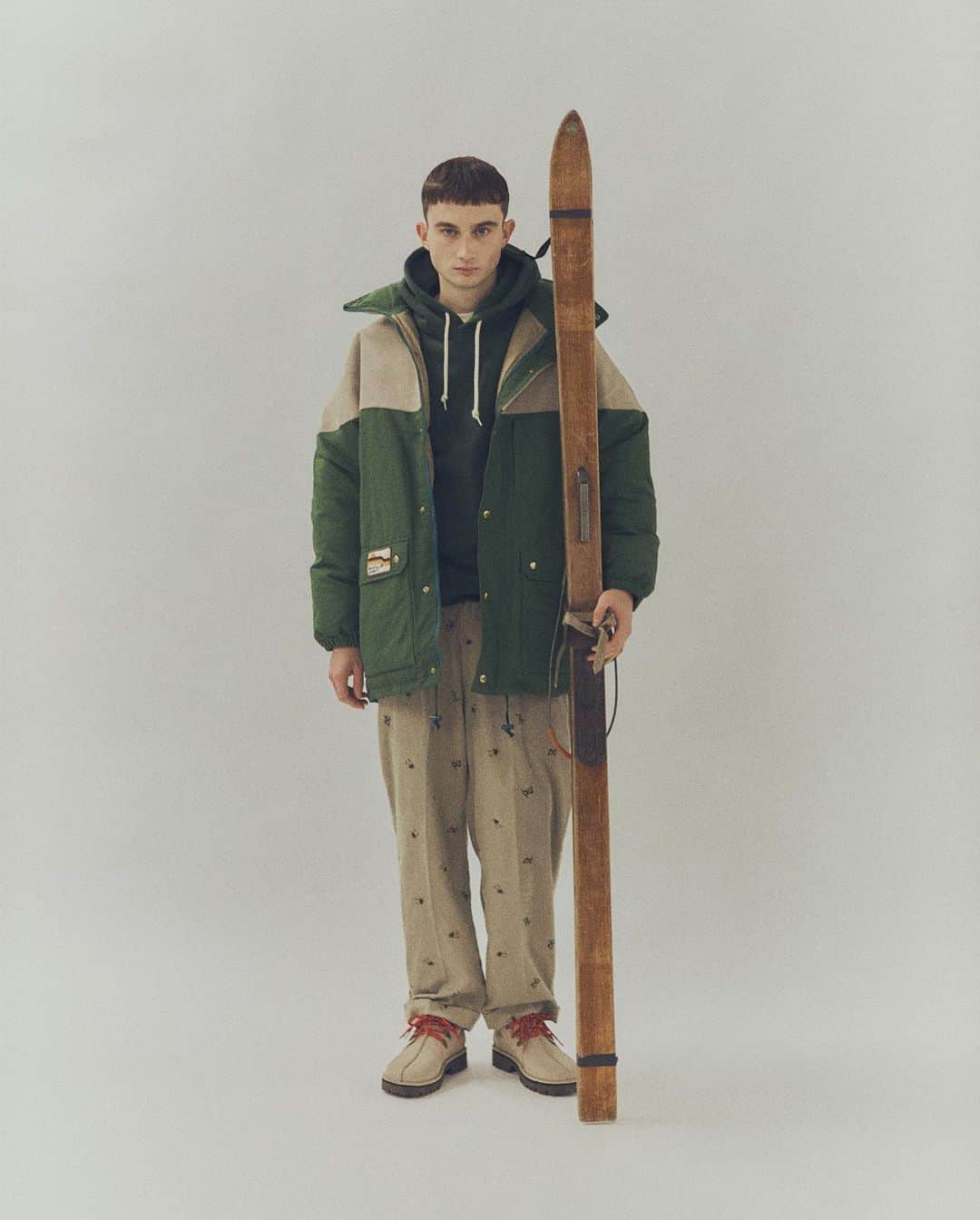 BEAMS+のインスタグラム：「… END. × Clarks ORIGINALS × BEAMS PLUS 『Ski Club Collection』 11.18（Sat.）Release . イギリス発祥のセレクトショップ〈END.〉と、〈Clarks ORIGINALS〉、〈BEAMS PLUS〉の3社がタッグを組んだコラボレーションが実現。 本コラボレーションでは“Ski Club”と題し、フットウェアとアパレルで構成される豪華なカプセルコレクションをリリースします。  『Wallabee』をベースに、GORE-TEX®︎とDリングのアイレットを搭載した、アウトドア特化型『Walla Hike GTX』と『Desert Trek』をモチーフとした『Trek Hike GTX』。『Wallaroo』をモチーフに、肌触りの良いフリースライニングとアッパーにストラップを施した『Walla Hi Strap』の計3モデルを展開。  アパレルは、アーティストのJosh Parky氏による遊び心あふれるワッペンやプリントを配したダウンコートやスウェット、フーディをはじめ、『Desert Trek』のアイコンである“Trek Man”が山岳スキーヤーに変身し、デザインされたブルゾンやコーデュロイパンツ、タートルネックニット、ラグソックスの計7型をランナップ。  本コレクションは、11月17日（金）より〈END.〉、11月18日（土）より「ビームス プラス 丸の内」にて発売します。 . @endclothing @clarksoriginals @beams_plus @beams_plus_harajuku @beams_plus_marunouchi」