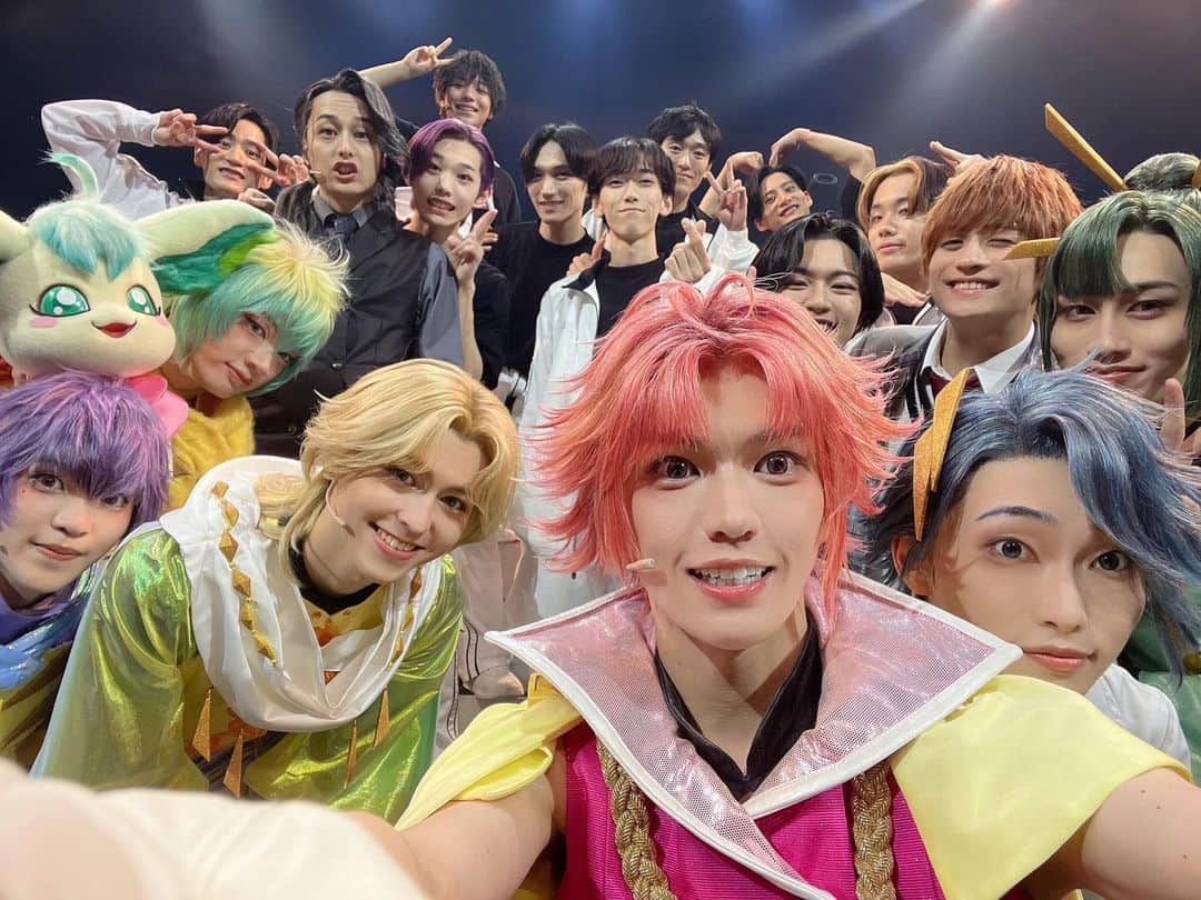 寺坂頼我のインスタグラム：「Dancing☆Starプリキュア　The Stage  先日全公演終了しました🌟  ぼくプリに来てくださった皆様、 エールをくれた皆様。 ほさかさんをはじめとする支えてくださったスタッフの皆様、全てのキャストの皆様。 本当に、ありがとうございました。 携わる全ての皆様に深い感謝と尊敬でいっぱいです。  初めに制作が発表されてから、次にビジュアルが出て更にMVが出て稽古が始まり、いよいよ本番！！！！ ワクワクが積み重なっていく感覚があって毎日とっても楽しくて嬉しくてたまりませんでした。  何よりやり甲斐のある日々でした。  自身の夢であった2．5次元舞台に出るということをこのぼくプリで叶えることができて本当に幸せだなぁって、やり切った今、強く思えます。  夢の中を走るその最中もとっても大切だから、プリキュアとしても役者としても沢山の人の期待に応えられるようにするぞ〜‼️って気合いを入れて取り組みはじめましたが、実際その道のりはずっと、周りの方々に支えていただきました。 芝居もこうしてみたら？こういうのもありじゃない？とかアドバイスやアイデアを頂いたり、演出をしていただいたり、果敢に挑戦していく姿に刺激をもらったり、自分の限界を越えるきっかけがあったり、キュアカグラは皆さんとだからできたなぁと思えます。  あたたかくエネルギッシュなこのカンパニーが大好き！  キュアカグラは僕にとってまた一つ、 とても大切な役になりました。 「穢れを祓う、聖なる礼舞、キュアカグラ！」 また言いたいなぁぁ🪭🪭扇子が恋しいです😭  それに日々の皆様からのエール、しっかりと届いていました。お弁当やメッセージ、SNSやお手紙、その全てが僕らのパワーになってくれていました！！！ 観にきてもらった時に必ずワクワク、キラキラを届ける！皆様の存在がずっと希望でいっぱいにしてくれてましたから！ 本当にありがとう😊  20周年に新たな挑戦として誕生した僕達プリキュアですが成ったから終わりではなくて、夢を叶えたから終わりではなくて、未来の子ども達や支えてくれる皆様に夢や希望を繋げたいって思っています。 更なる煌めきにときめいてもらえるように、今を生きる皆様と愛して守っていけたらいいなっ♪  またお会いできますように。 Lets,Dance Hi！  #ぼくプリ」