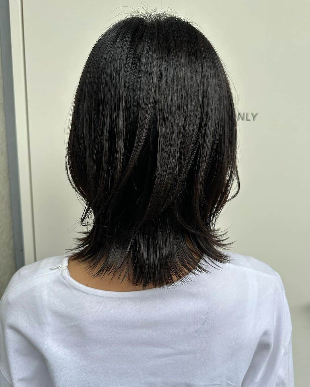 小脇美里さんのインスタグラム写真 - (小脇美里Instagram)「・ 最近会う人に髪伸びたね！と 驚かれるのですが♡  確かにショートのイメージ強いからびっくりされるのかも🫢  娘が、ママ髪の毛長いのがいい〜！と 言うもので。笑  もう伸ばせるのも最後だろうし、ロング目指してがんばり中💇‍♀️♡  美髪といえばの @makincoa ちゃんから紹介してもらい。  @freera_hair の福ちゃんにお任せ♡ @fukumototoshiya_freera のプレミアムストレートのおかげで順調に伸ばせてる！ 微妙にくせ毛なのですが、これをすると 本当に自然にサラサラになるの！！ おすすめです🙆‍♀️  福ちゃんいつもありがとー！」11月14日 11時41分 - misatokowaki