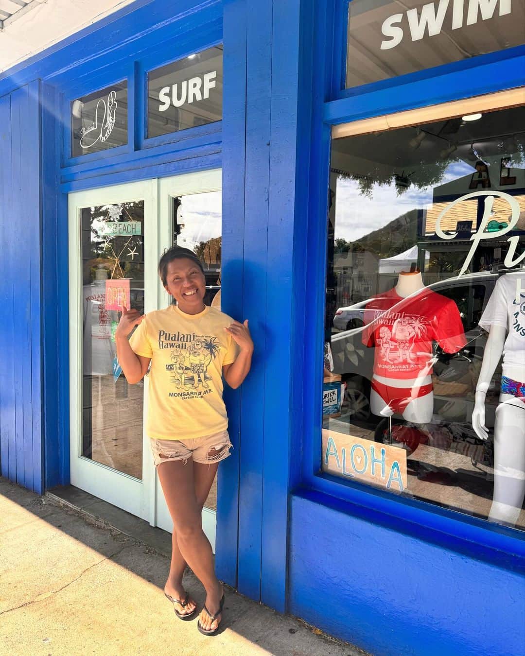 Pualani Hawaii Beachwearのインスタグラム：「ハワイ在住のカンさん🌺  元気いっぱいのカンさんにも、Tシャツご購入いただきました！  日焼け肌によく似合います🩷 ご来店ありがとうございました🥰  #ハワイ限定 #hawaii #ハワイ #ハワイ旅行 #ハワイ土産 #ハワイ好きな人と繋がりたい #ハワイ購入品 #ハワイ好き #ハワイ暮らし #ハワイ情報 #ハワイお土産 #aloha #ハワイ旅 #ハワイ限定品 #ハワイショッピング#モンサラット#プアラニハワイ#ボートハウス#キャプテンサンタ#モンサラットアベニュー#プアラニハワイビーチウェア」