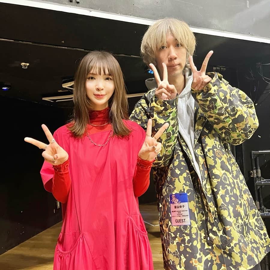 蒼山幸子のインスタグラム：「昨日、浅野いにおさんと。 何度かライブにいらしてくださってるのですが、 いつも言えず、勇気を出して初めて 一緒にお写真撮りませんか、、？と言えました！ ハーバービュー、火の鳥、Esperと いにおさんに描いて頂いた素晴らしいジャケットは 宝物です。🪩」