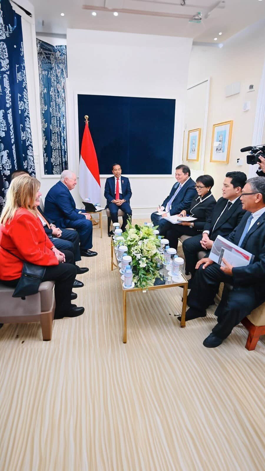エリック・トヒルのインスタグラム：「Agenda pertama dalam kunjungan kerja mendampingi Bapak Presiden @jokowi ke Washington D.C. adalah bertemu petinggi Freeport McMoran, Richard Adkerson dan Kathleen Quirk.  Desember nanti, Smelter Freeport tahap pertama di Gresik, Jawa Timur, akan dibuka dan akhir tahun depan untuk tahap kedua akan selesai. Freeport berkomitmen membangun Smelter lainnya di Fakfak, Papua. Ini sejalan dengan program hilirisasi guna meningkatkan nilai tambah bagi Indonesia.  Kami terus mendorong investasi di Indonesia untuk membuka lapangan pekerjaan di tanah air.  Video: BPMI Setpres」