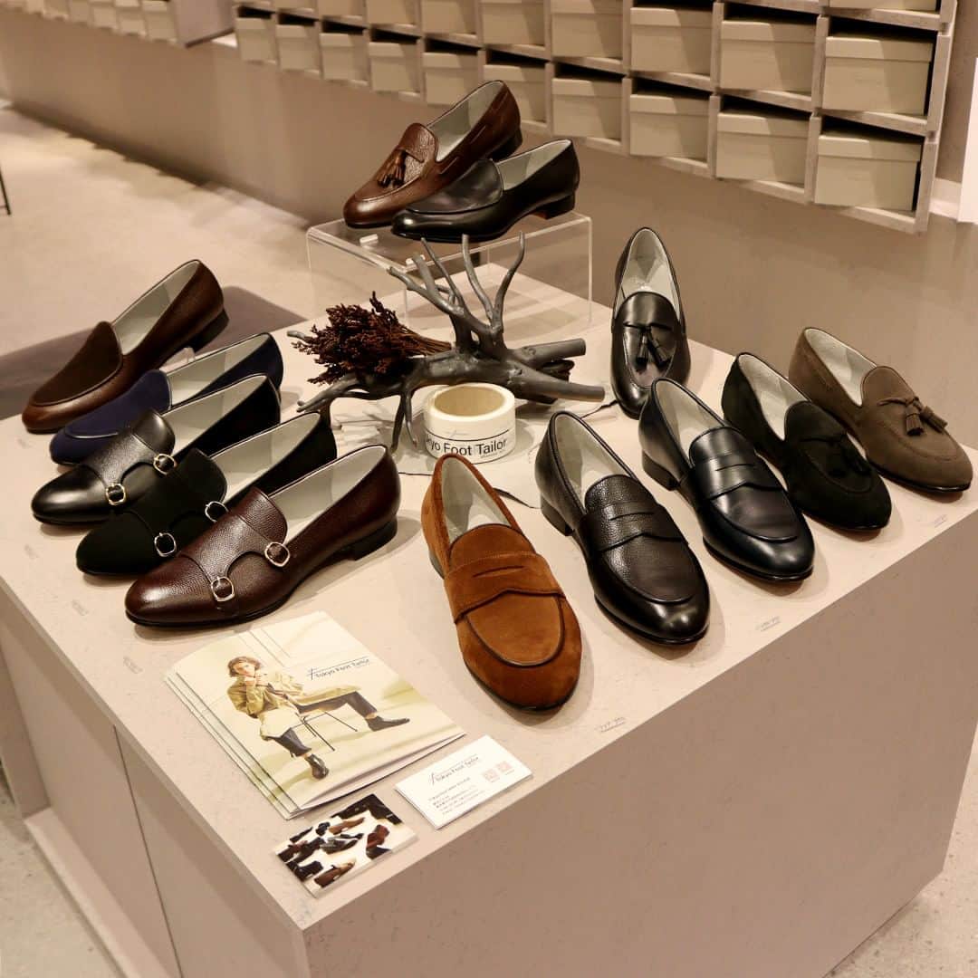 Marunouchi Paperさんのインスタグラム写真 - (Marunouchi PaperInstagram)「「ほしい」と思ったらコメント欄に❤️で教えてください！ 【60サイズを展開！4万円台～のセミオーダーシューズ】 メンズオーダーシューズブランド『Tokyo Foot Tailor 丸の内店』が新丸ビル4Fにオープン。 60サイズの靴型をベースに8種類のデザインと20種類以上のレザーを組み合わせ、自分だけの一足がオーダーできます。  まずは機械で左右の足のサイズを計測。（写真2枚目） 足長（足の長さ）と合わせて靴のサイズ選びに重要なのが、ウィズ（足囲）を知ること。 ウィズが合わない為に足長のサイズを大きくしたり、窮屈さを我慢していませんか？ Tokyo Foot Tailorでは、豊富な6種類のウィズをご用意。足長は23.5cm～28cmまで10サイズを展開し、全60サイズからフィッティングをお試しいただけます。  サイズを決めたら、8種類のモデルからデザインを選びます。 おすすめは、シグニチャーモデルでもある「COIN LOAFER」。 普遍的なデザインでスタイルを選ばずに着用でき、オンオフ問わず活躍します。  最後にレザーの種類を選びます。 色味や質感が異なる20種類以上のレザーから実際のサンプルを見て、好みのものをじっくり選んでいただけます。 また、COIN LOAFERはサドル部分の色変更が可能など、デザインによってパーツの色変更が可能。 こだわりを詰めた自慢のオーダーシューズが作れます。  来店から40分ほどでオーダーが完了し、約10週間後にお渡しとなります。（年末年始は除く。詳細は店舗にご確認ください） 公式ウェブサイトからは来店予約も受け付けています。  また、計測体験のみのご来店も大歓迎！ウィズの変動によるフィット感の違いは大きく、試着時の履き心地に驚く方もいるそう。 歩くのが楽しくなるような、サイズもデザインも自分好みの一足を作ってみませんか？  ------------------------------------------------ Tokyo Foot Tailor 丸の内店【革靴の販売】新丸ビル4F TEL：080-8079-8605  COIN LOAFER 税込43,450円～ ※レザーの種類によって価格が変わります ※写真4枚目は税込47,300円（アップチャージのレザーを使用） ------------------------------------------------  #marunouchi_paper #marunouchi #tokyo #マルノウチペーパー #丸の内 #東京駅  #tokyofoottailor丸の内店 #tokyofoottailor #トーキョーフットテーラー #メンズオーダーシューズ #オーダーシューズ #セミオーダー #セミオーダーシューズ #オーダー靴 #オーダー革靴 #コインローファー #革靴 #ドレスシューズ #ビジネスシューズ #ローファー #幅広 #フィット感 #足元コーデ #おしゃれは足元から #革靴コーデ #自分だけの #新丸ビル」11月14日 12時00分 - marunouchi_paper