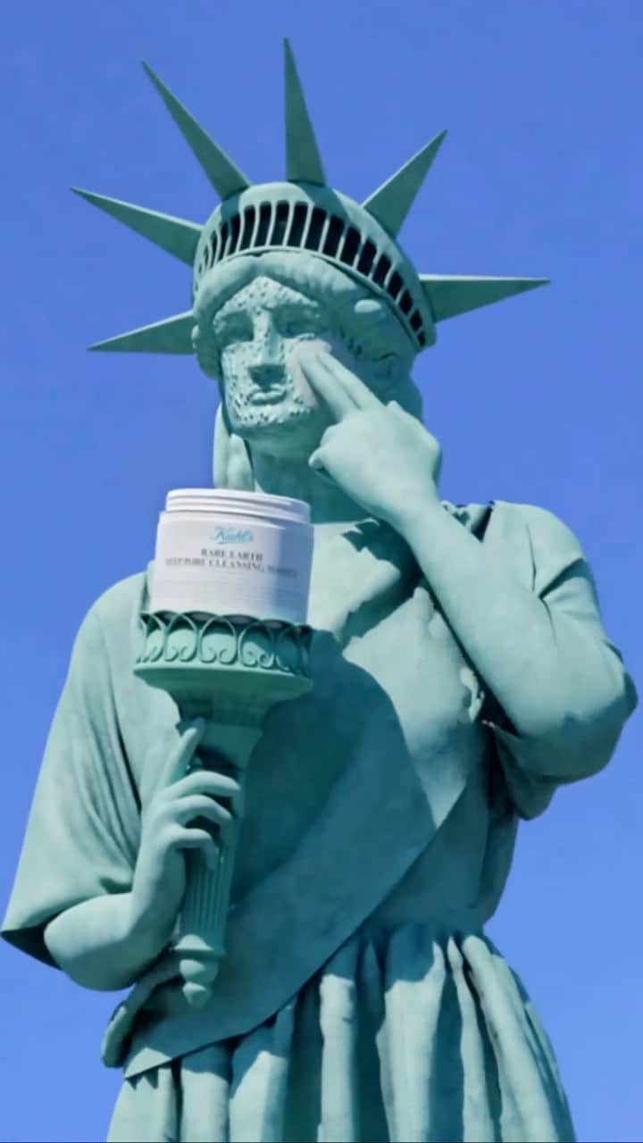 キールズ Kiehl's Japanのインスタグラム：「自由の女神のスキンケアが #キールズ レアアースマスクでアップグレード！聖火よりも明るく輝く肌を🗽✨ #KiehlsPartner [@eyestudioae] @kiehlsjp #Kiehls #スキンケア #キールズレアアースマスク」