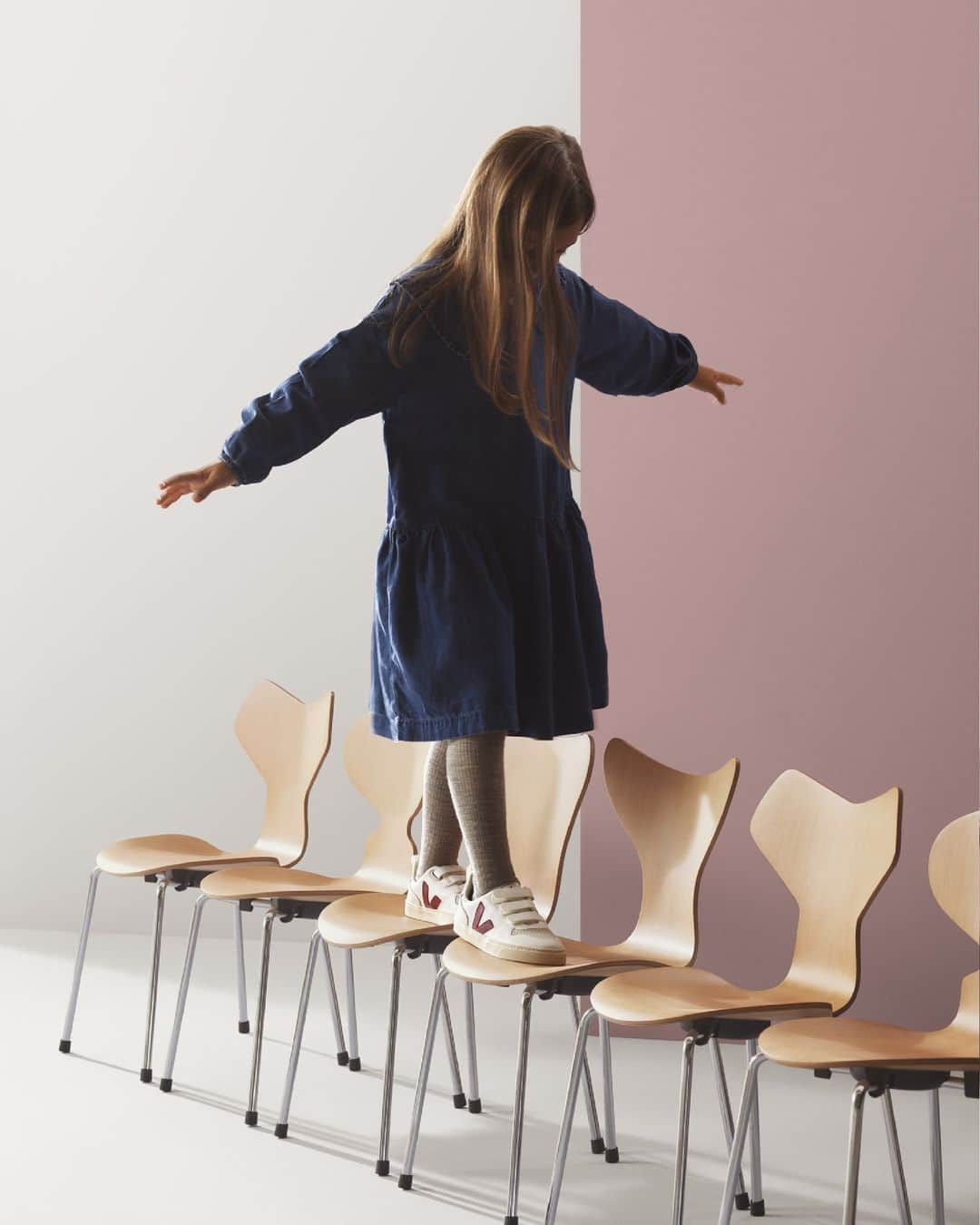 フリッツハンセンのインスタグラム：「Danish design made specially for the little ones. ⁠ ⁠ Perfectly scaled down models of the Ant™, Grand Prix™, Lily™, and Series 7™¨chairs by Arne Jacobsen are available in three different colours. Choose between:⁠ ⁠ -	Wild Rose⁠ -	Midnight Blue⁠ -	Lacquered Oregon Pine ⁠ ⁠ Shop the Fritz Hansen Children’s Chairs via the link in bio.」