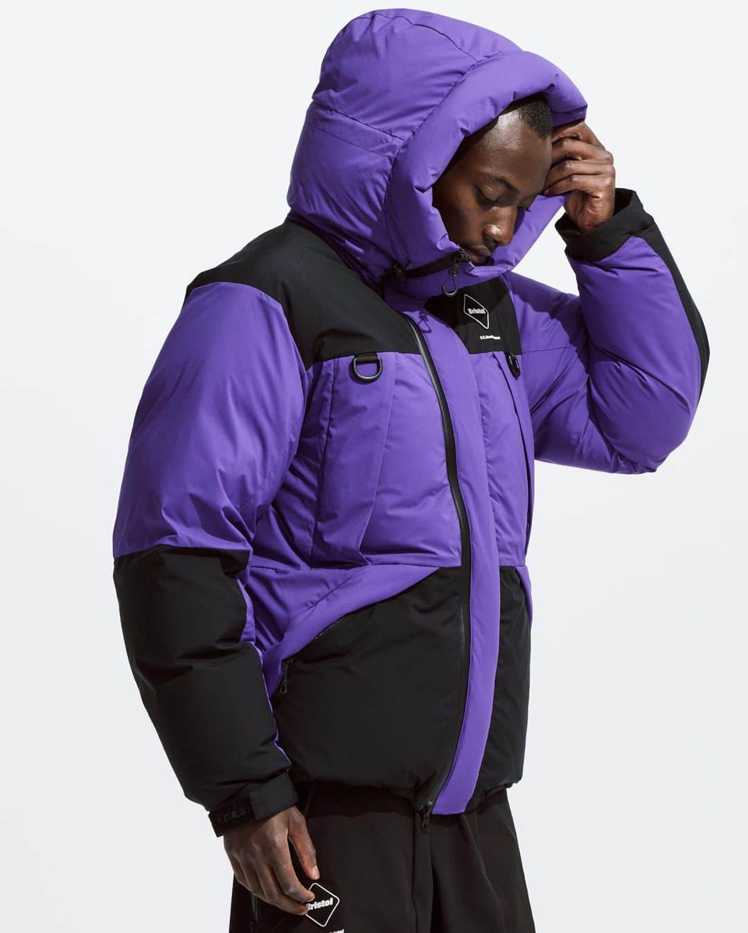 ソフのインスタグラム：「NEW RELEASE on NOVEMBER 17 (FRI) ⠀ F.C.Real Bristol ・DOWN BENCH PARKA : ￥77,000 (TAX INC) ⠀ ・耐水性と透湿性を兼ね備える生地で切り替えたダウンベンチパーカ ・700フィルパワー ⠀ 11/17(金)より、SOPH.shopにて、同日正午よりSOPH. ONLINE STOREにて発売。 ⠀ *入荷状況、販売方法は店舗によって異なりますので、詳細は各店舗までお問い合わせください。 *SOPH.shopでの通販につきましては、11/18(土)からとなります。 ⠀ ・Down bench parka with fabric combining water resistance and breathability.  ・700 fill power ⠀ Available at SOPH.shops from 11/17(Fri), and SOPH. ONLINE STORE from 12:00pm(JST) on the same day. ⠀ *Please contact each store for details as the availability and sales method differ depending on the store. *As for the mail order at SOPH.shops, it starts from 11/18(Sat). ⠀ www.soph.net . #FCRB #FCREALBRISTOL」