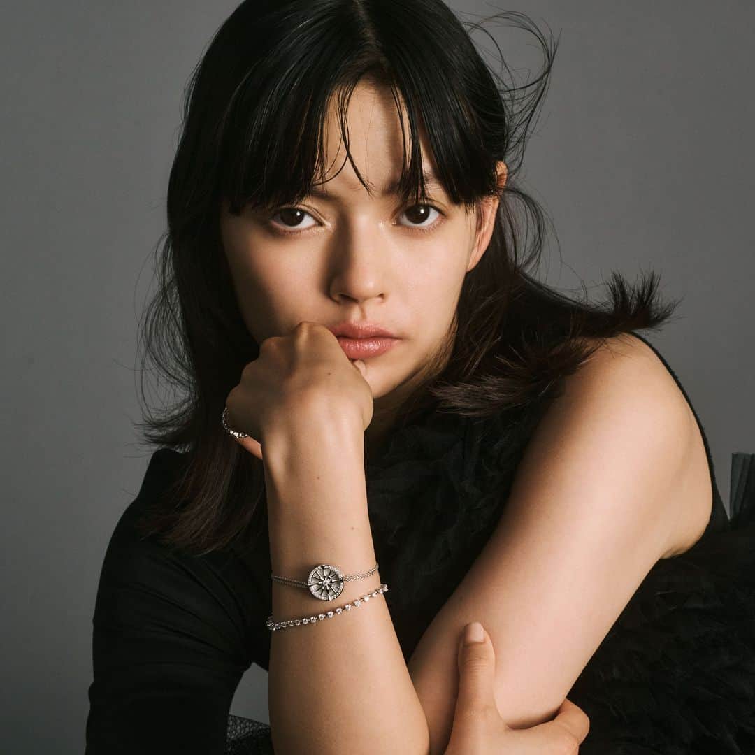 Mikimotoのインスタグラム：「LOOK BOOK of 6 women  Vol.5 – for NATSUKO (@natsuko93_official)  The brilliance of “LUCKY ARROWS” luxuriously resonates with tennis bracelets and eternity rings. Its symbol of fortune serves as a lucky charm, fit for any daily attire.  新作「ラッキー アローズ」の輝きを、テニスブレスレットやエタニティリングでリフレインするとよりラグジュアリーに。幸運のシンボルは、「お守り」のようにデイリーに身に着けるのにぴったりの煌めき。  #MIKIMOTO #ミキモト #LOOKBOOKof6women #LUCKYARROWS」
