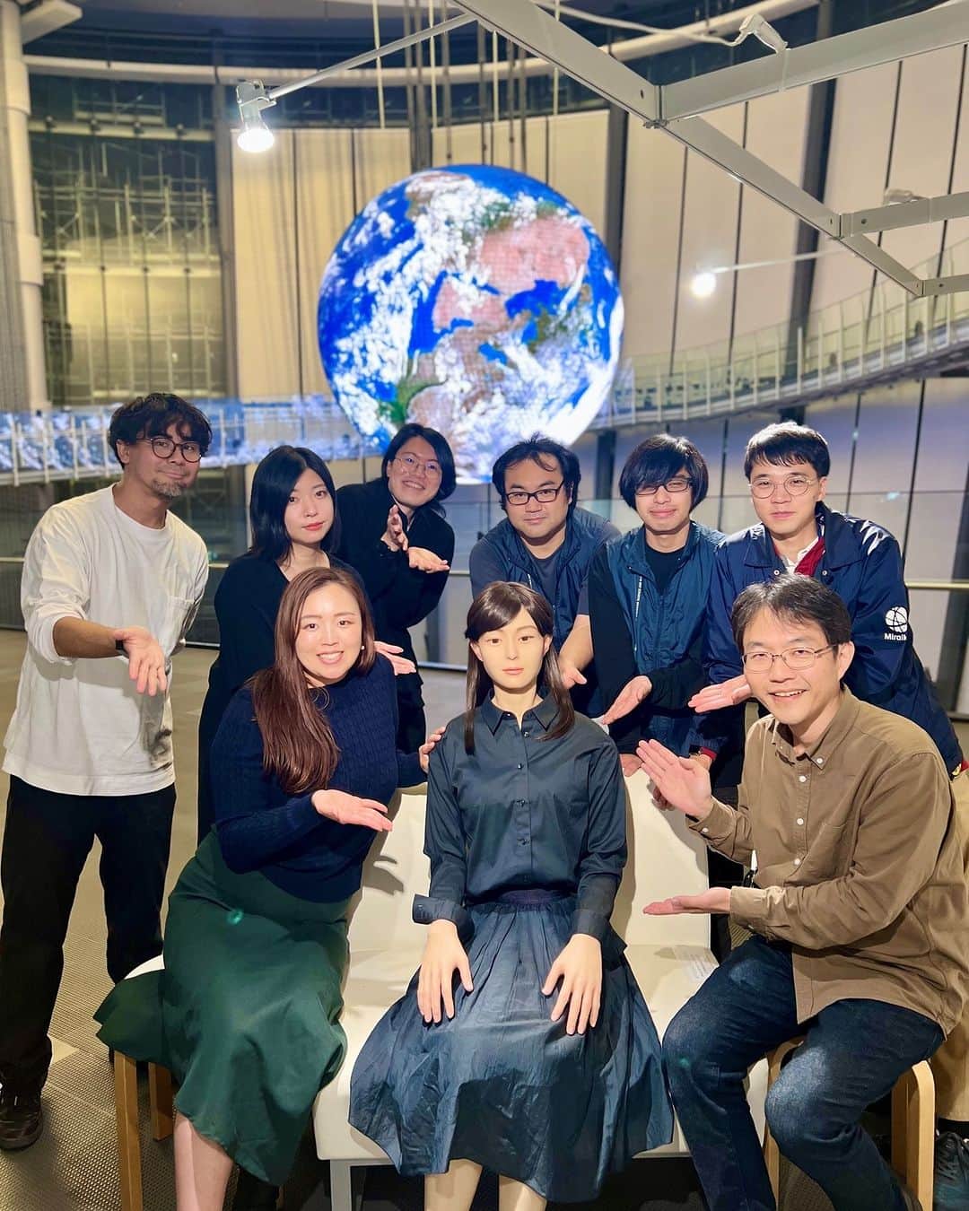 Miraikan, 日本科学未来館さんのインスタグラム写真 - (Miraikan, 日本科学未来館Instagram)「【ありがとう🎉 #オトナロイド 】 2014年から活躍していた #オトナロイド が、本日  #未来館 を卒業しました🎊 長い間、「アンドロイドのいる未来」や「人間という存在」などについて、さまざまな問いをわたしたちに投げかけてくれていました。  これまでオトナロイドに会いに来てくれたみなさま、ありがとうございました😌  別れあれば、出会いあり… 11/22(水)には「ロボット」「地球環境」「老い」をテーマに、新たに4つの常設展示が誕生します！オトナロイドのように、新展示も多くの方に愛されますように✨  #miraikan #未来館 #日本科学未来館 #科学館 #東京テレポート #お台場 #ミュージアム #博物館巡り #博物館 #お出かけスポット #東京デート #お台場デート #sciencemuseum #museum #tokyo #odaiba #odaibatokyo #traveljapan #japantrip #japantravel #japantravelphoto #TokyoMuseum #VisitTokyo #DiscoverTokyo #アンドロイド #AI #ロボット #Ai」11月14日 12時00分 - miraikan